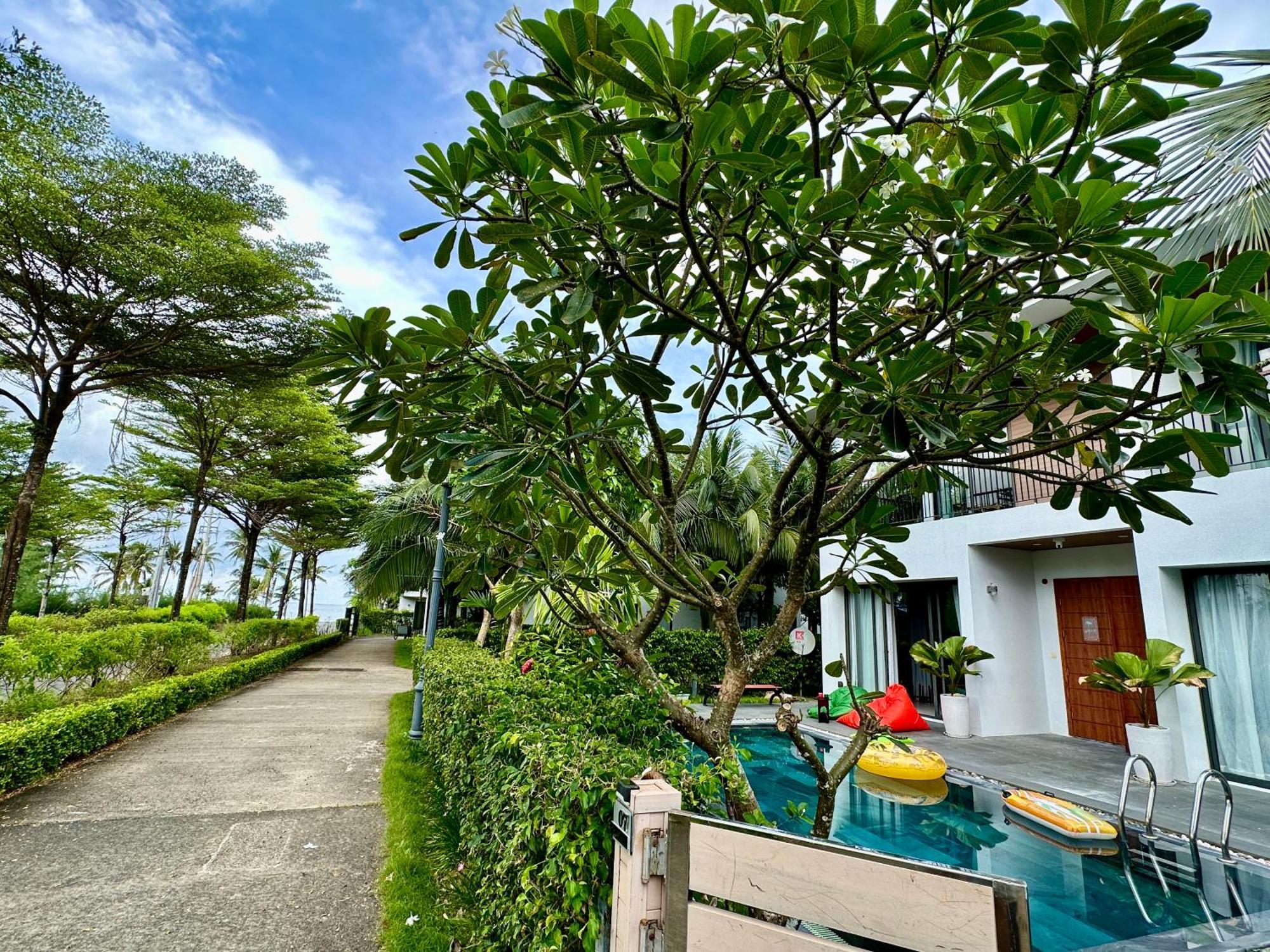 West Private Swimming Pool Villa