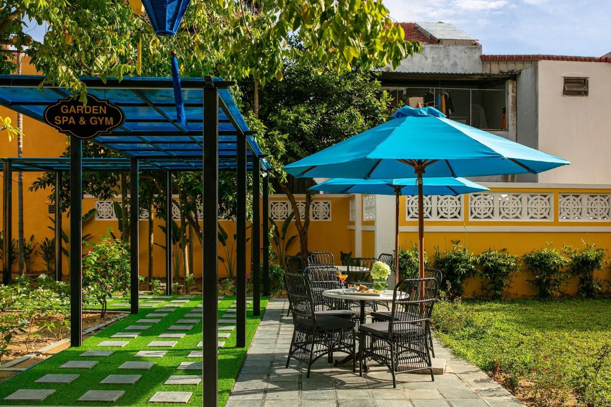 Hotel La Charm & 4*
