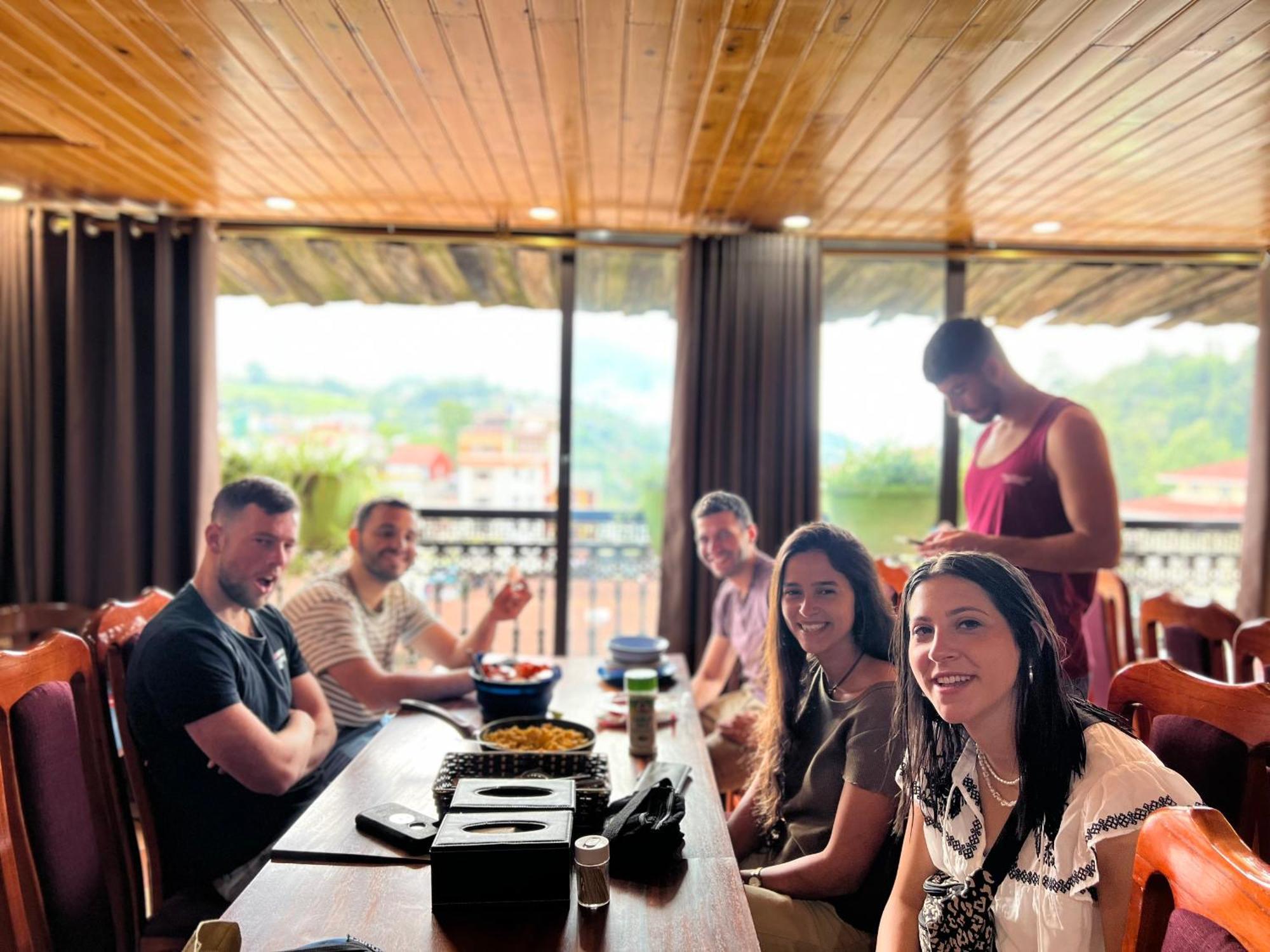 Khách sạn Full House