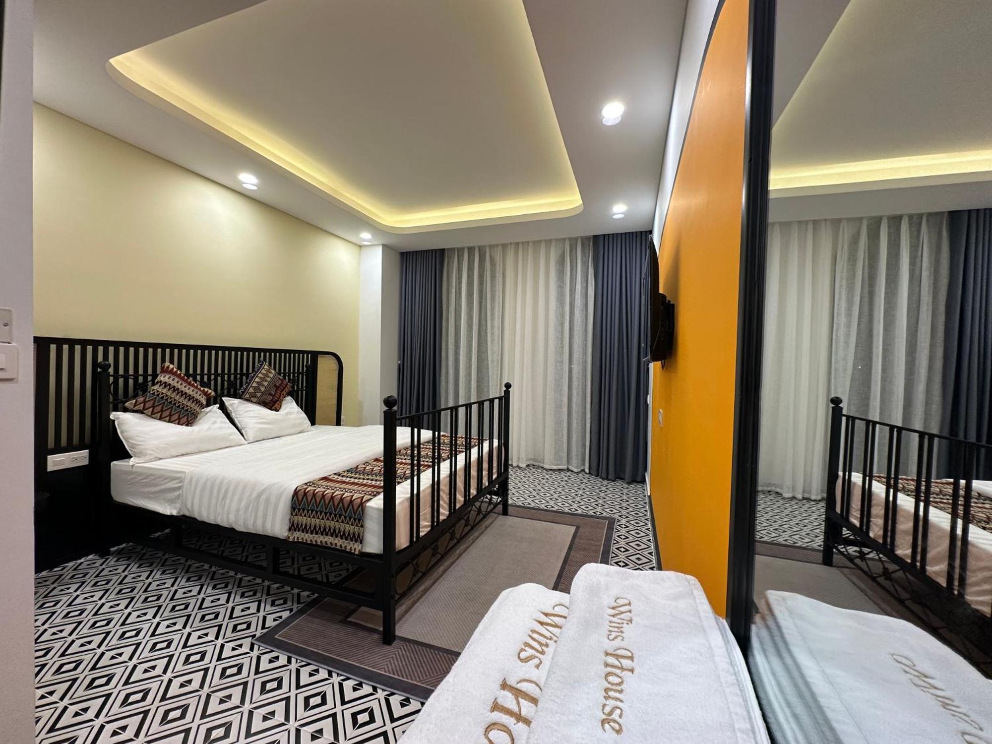 Wins House Khách sạn 2*
