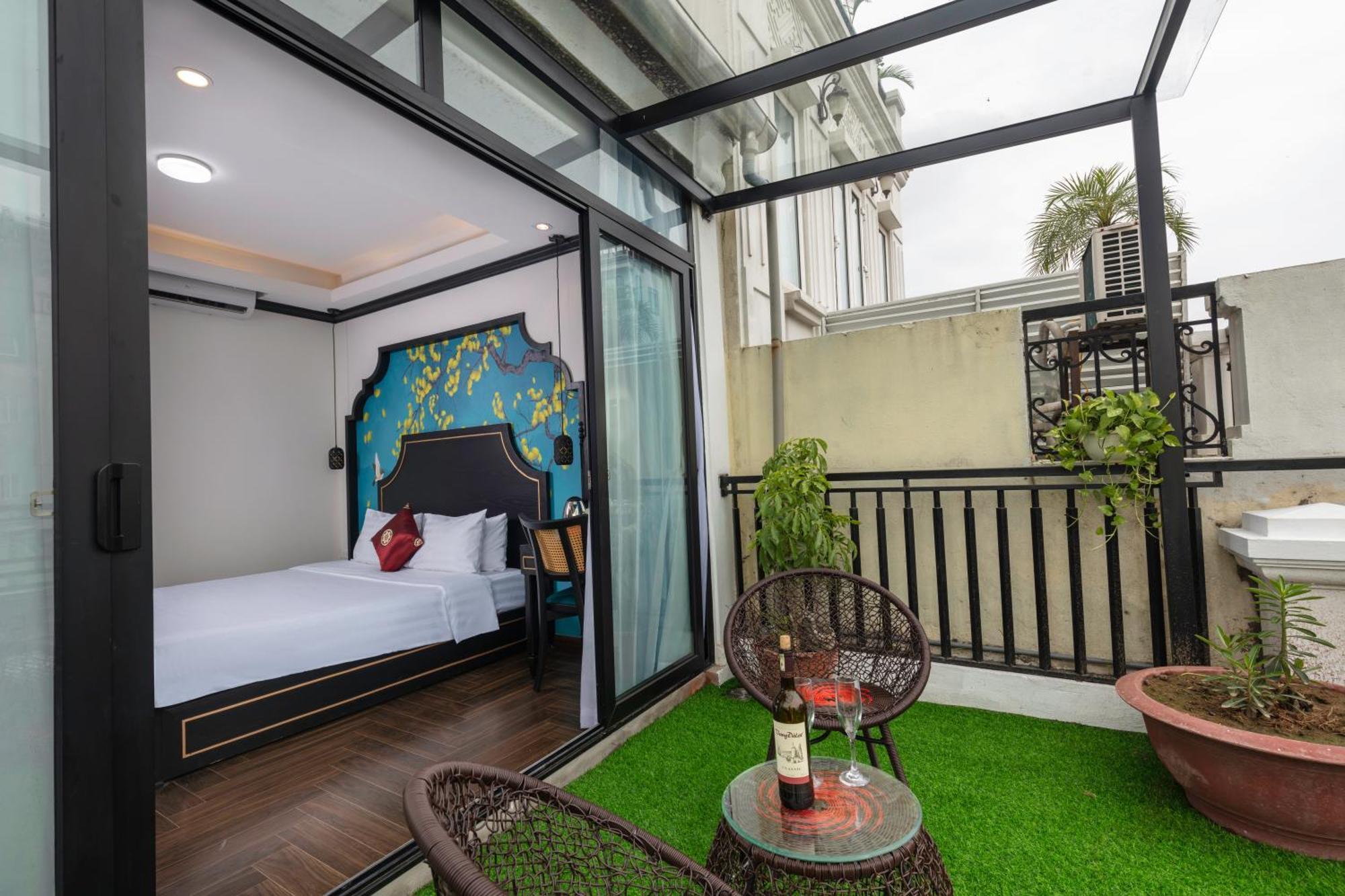 Queen Light Hotel 3*