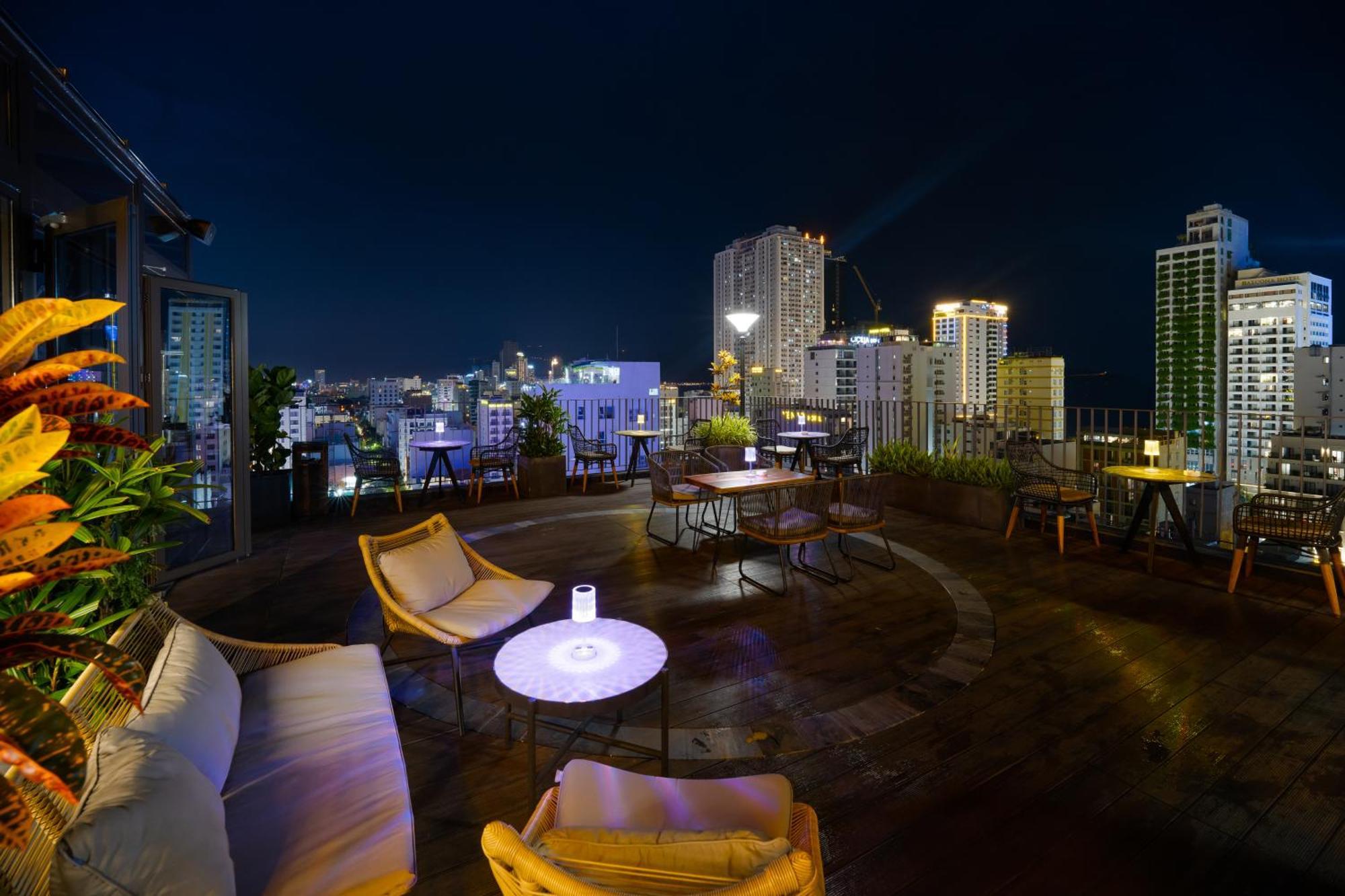 Golden Lotus Grand - Panoramic Rooftop Bar & Daily Afternoon Tea Hotel