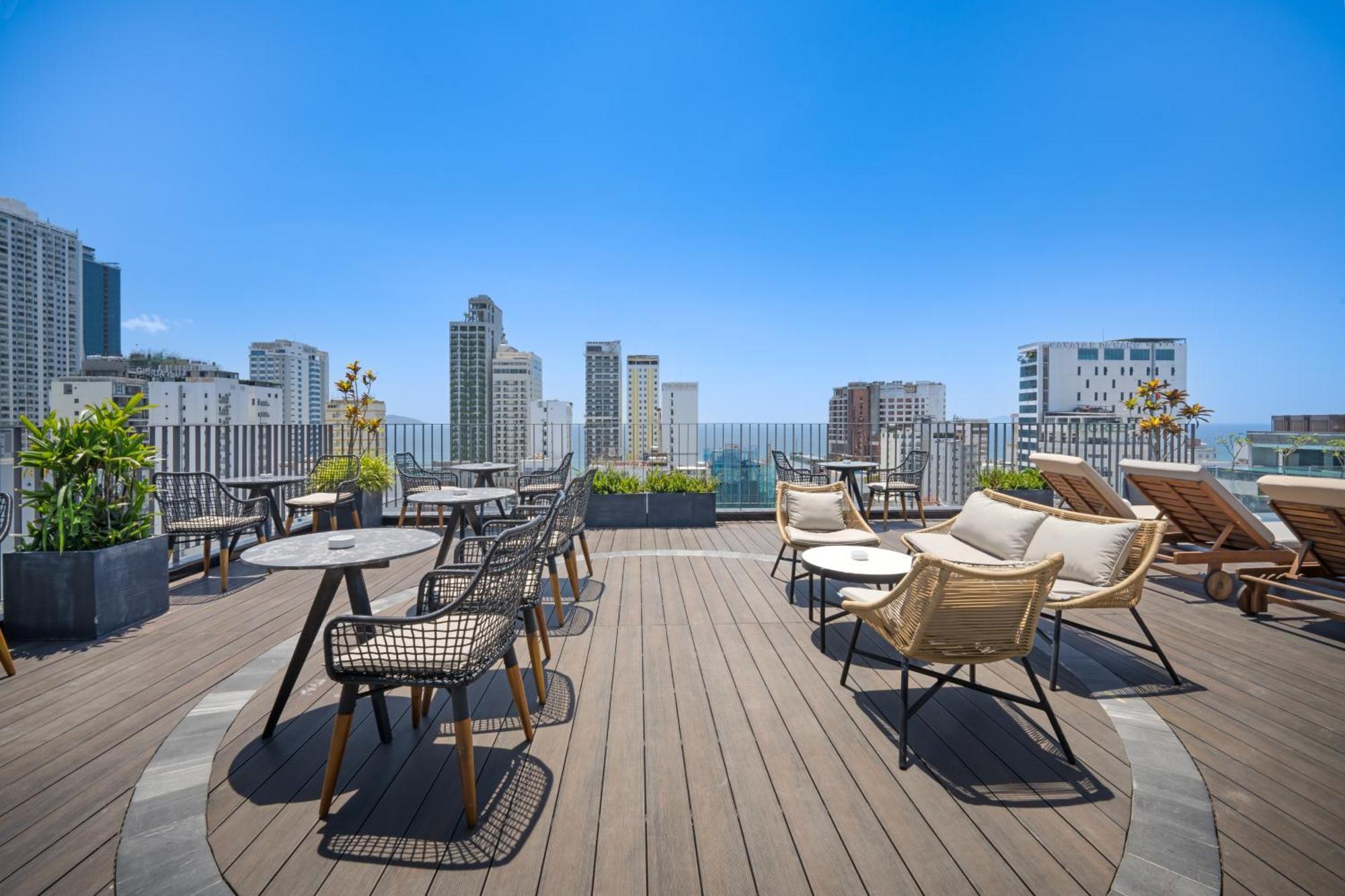 Golden Lotus Grand - Panoramic Rooftop Bar & Daily Afternoon Tea