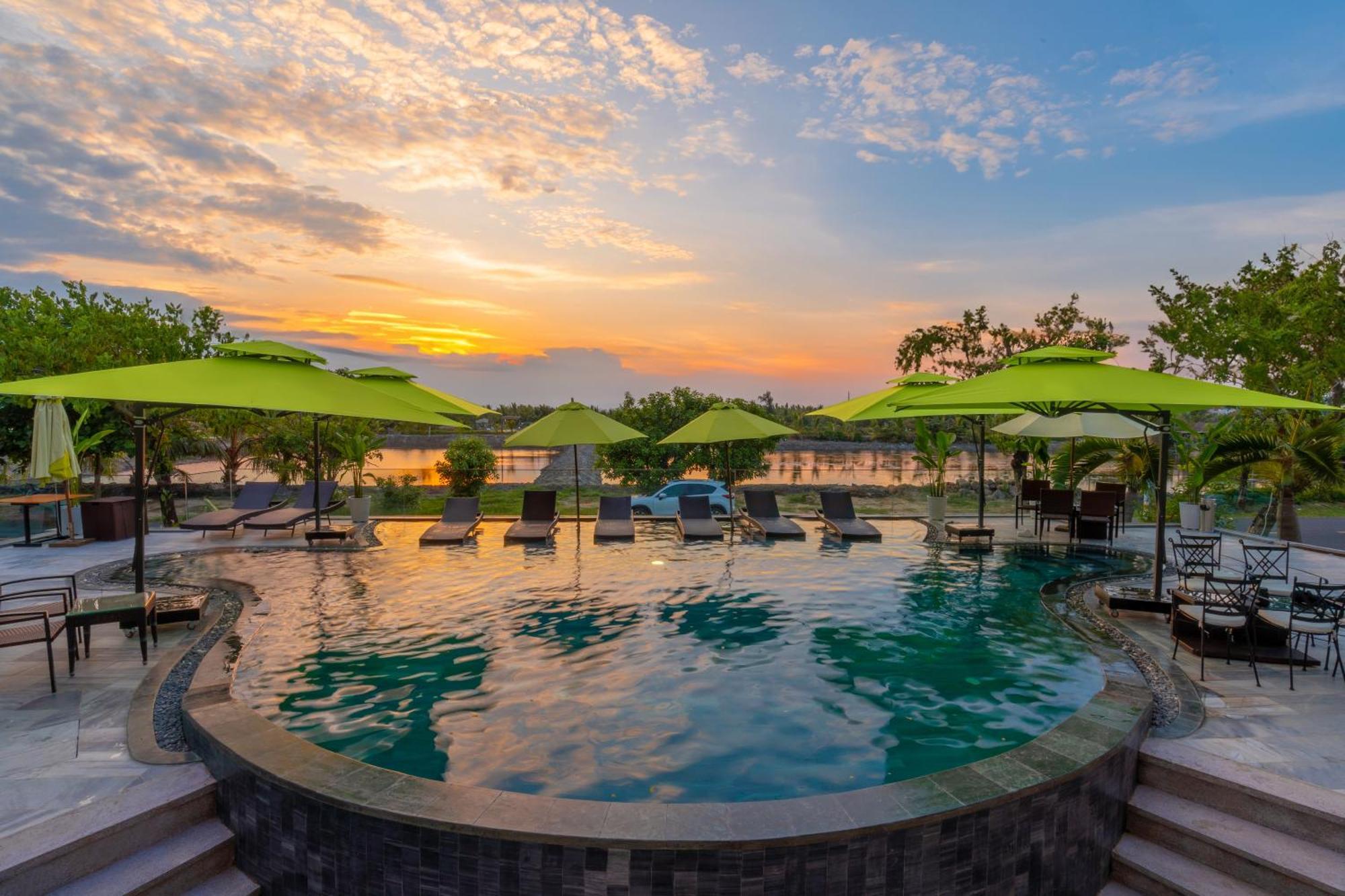 Khách sạn The 4*