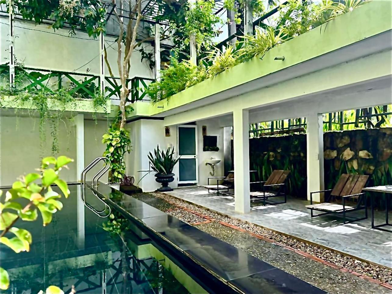 Lilac Hotel *