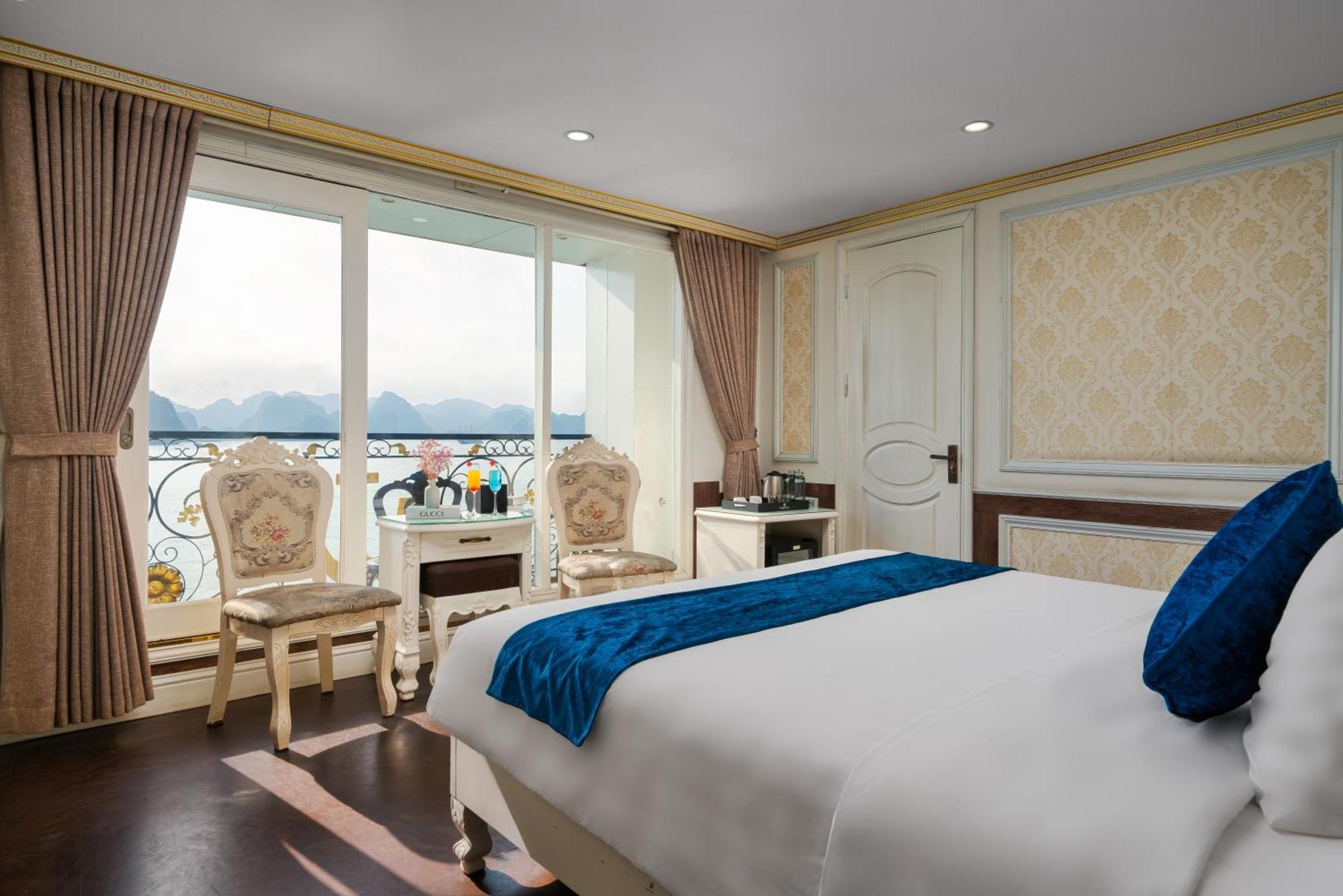 Aqua Legend Cruise Botel 5*