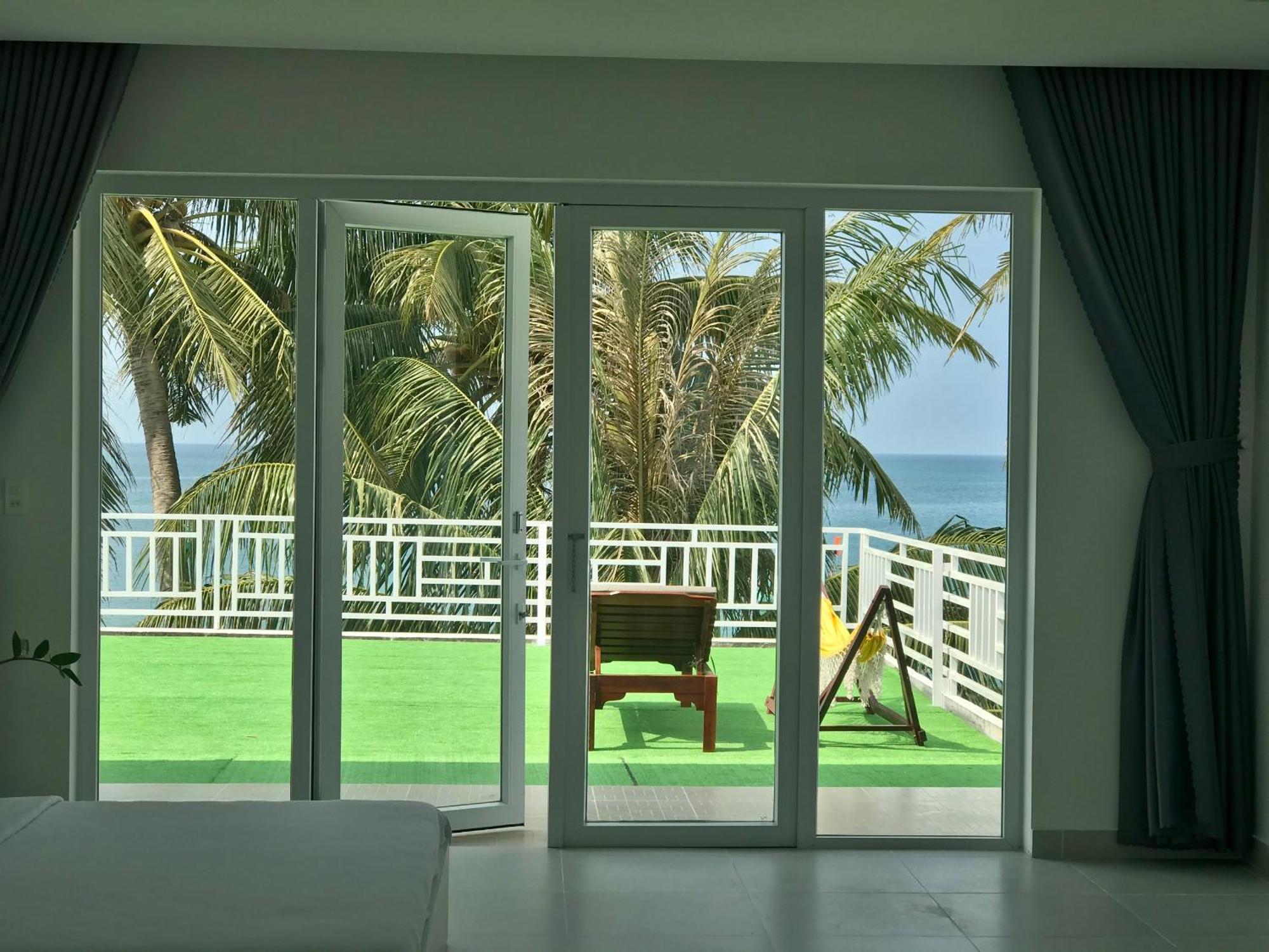 Larina Beach House Aparthotel