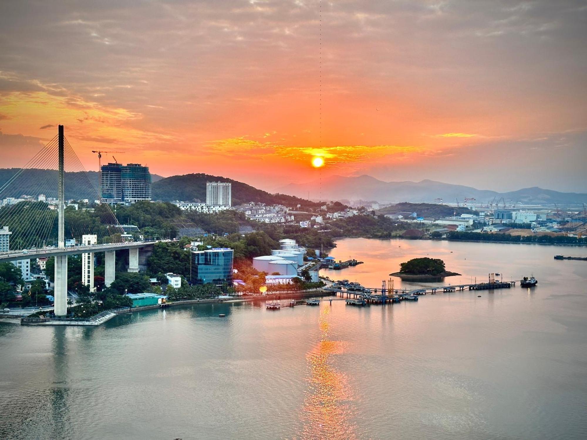 On 27th & 32nd Floor,ha Long Bay View & Bai Chay Bridge Apartment