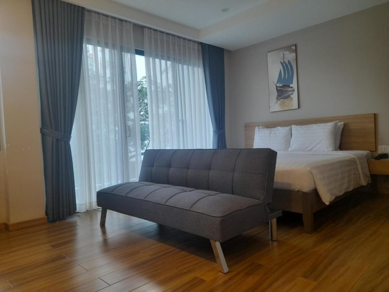 Happy Hotel 2*
