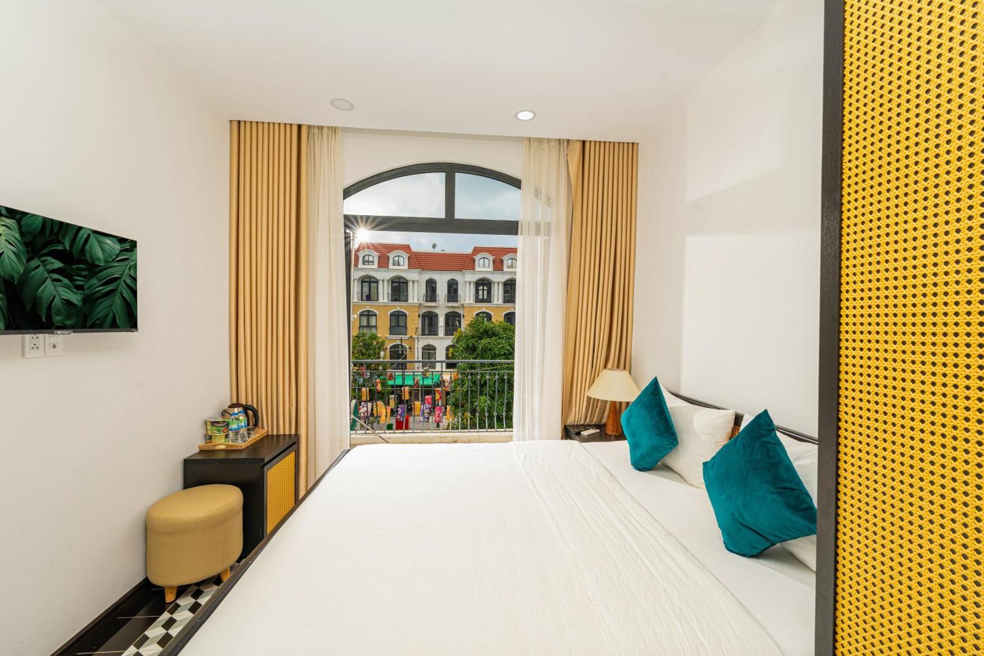 The White Wind - Grand World Hotel
