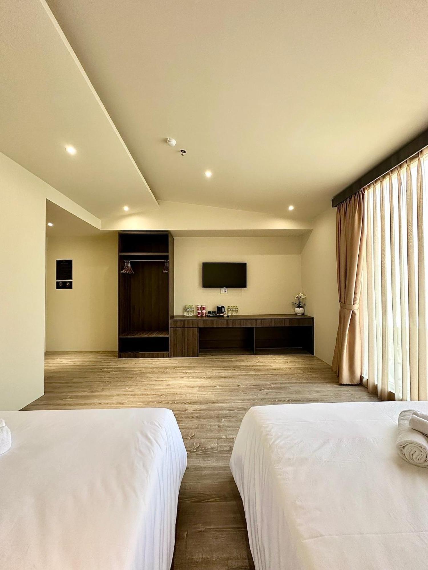 Khách sạn Long 2*