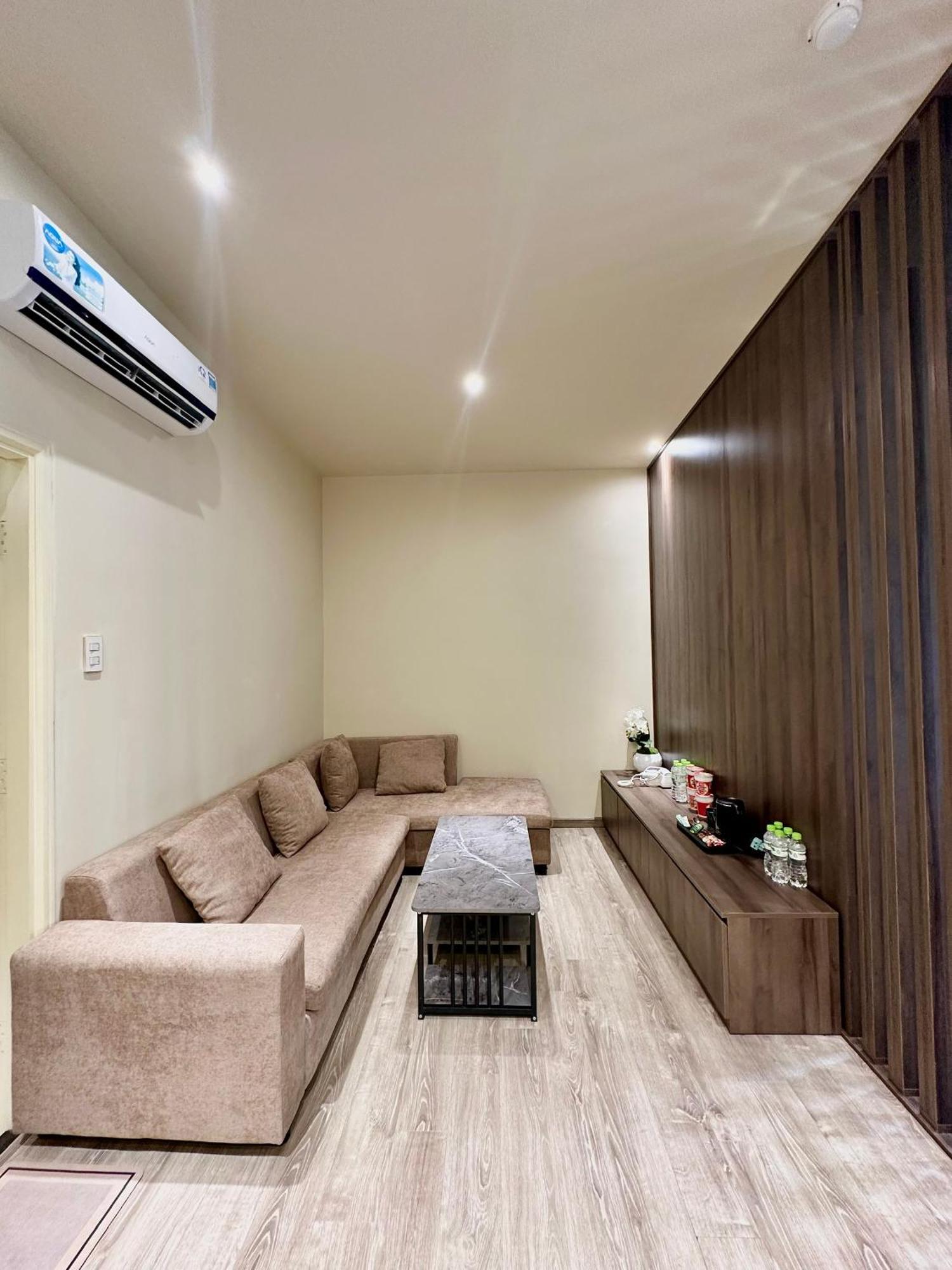 Khách sạn Long 2*