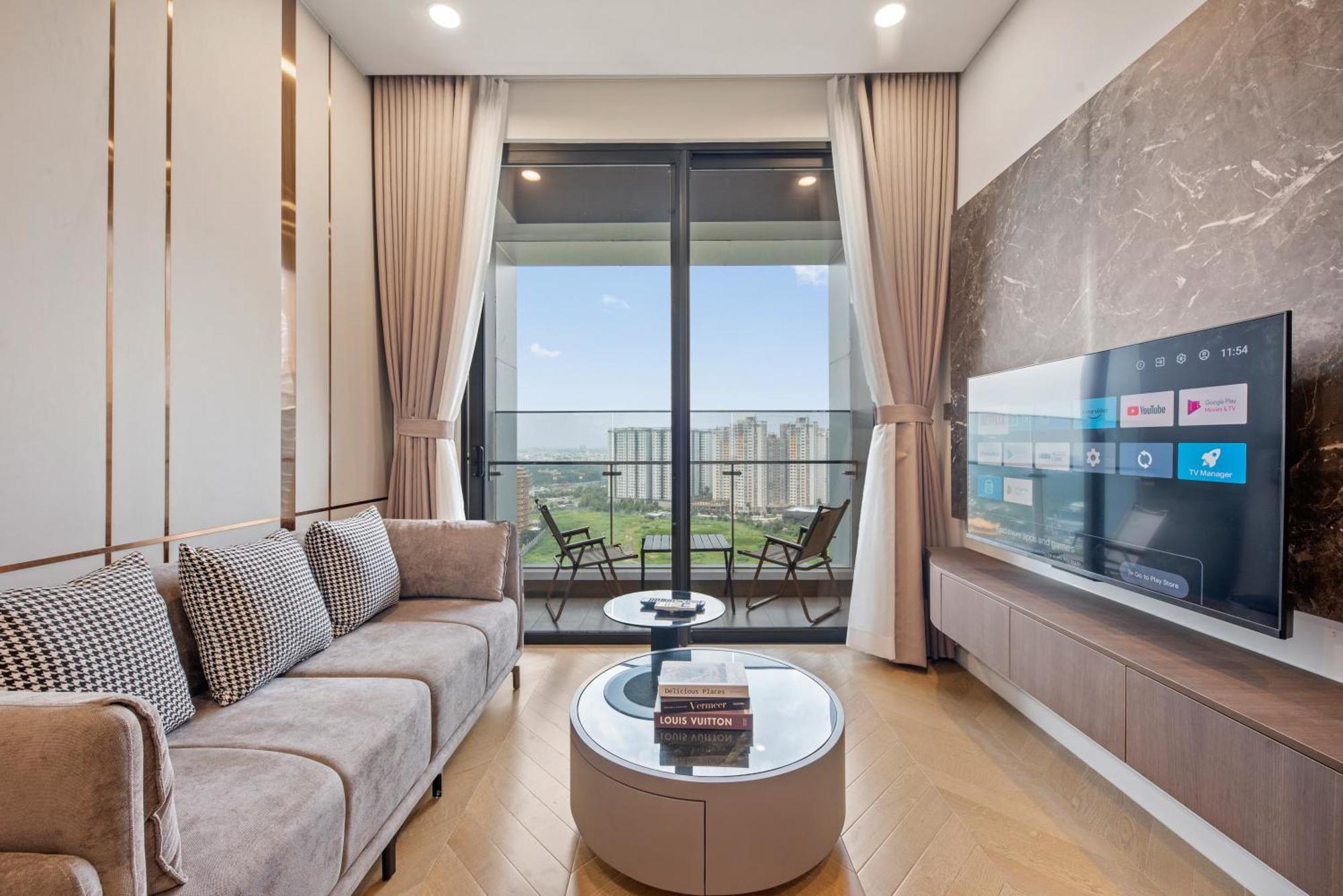 Nu In Lumiere Riverside - Distric 2