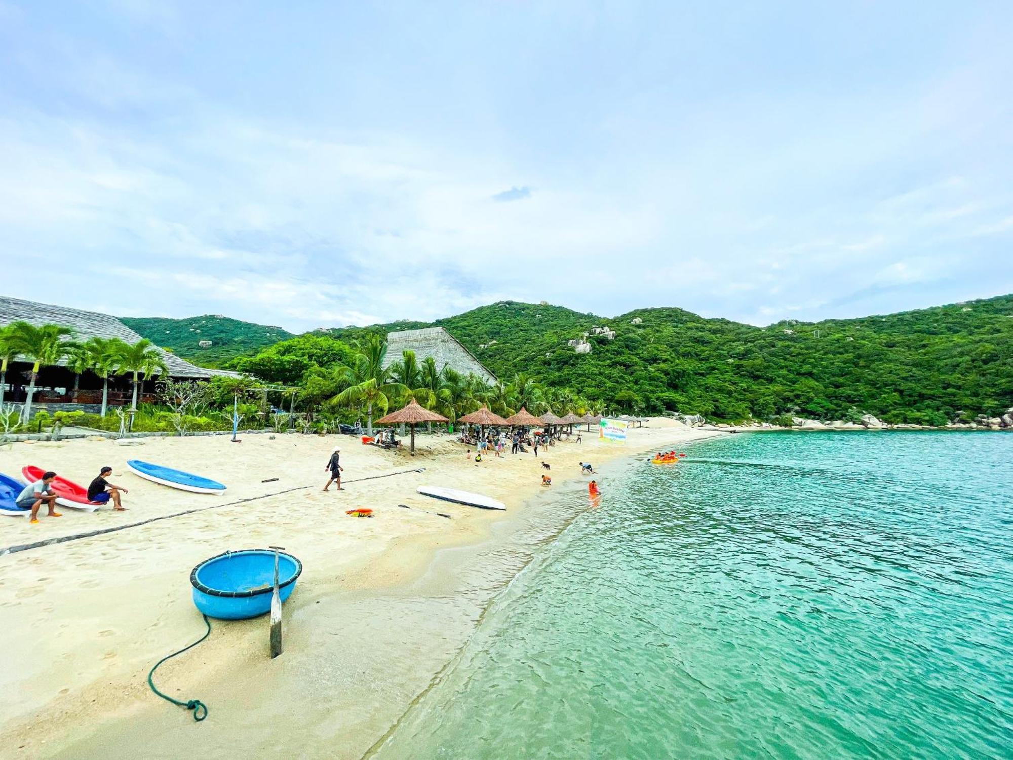 Resort The Light Coral Island