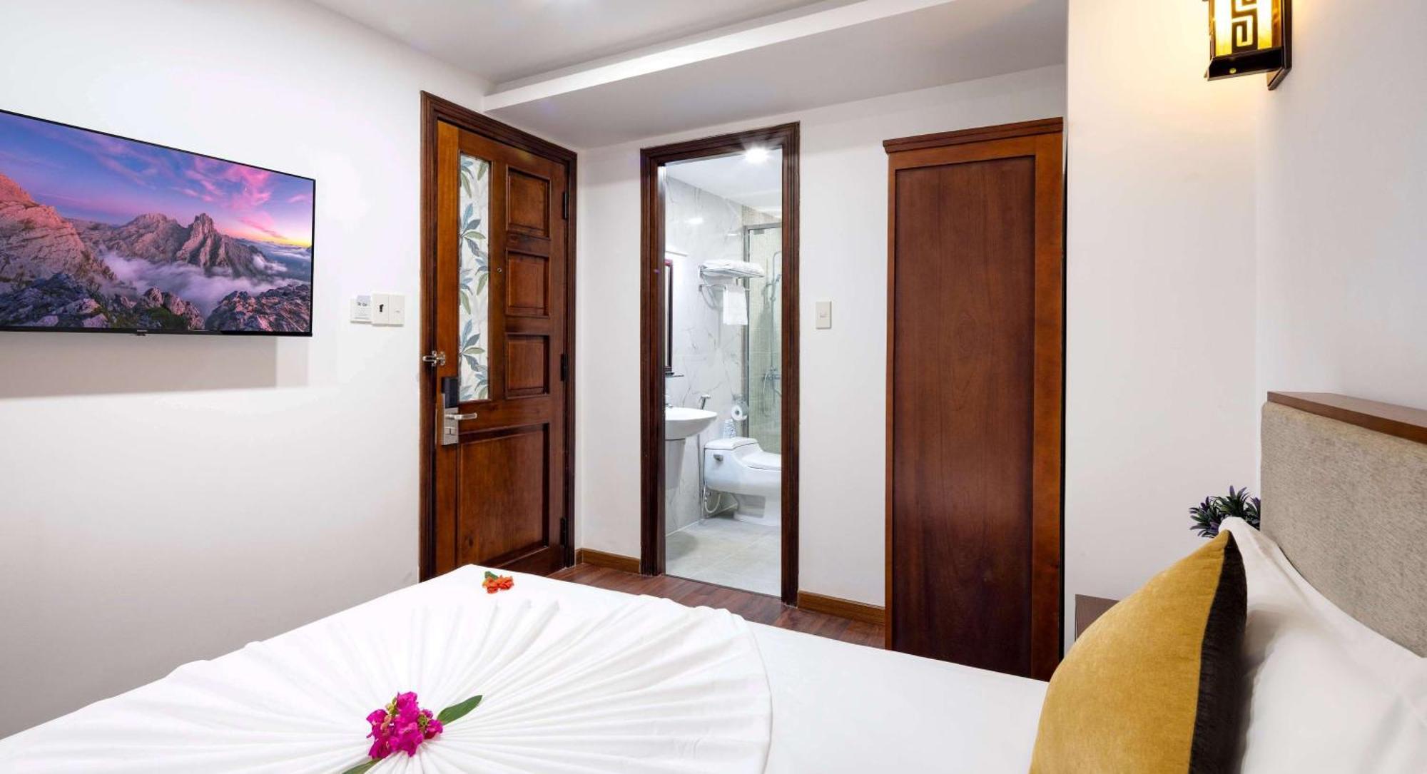 The Summer Hotel 4*