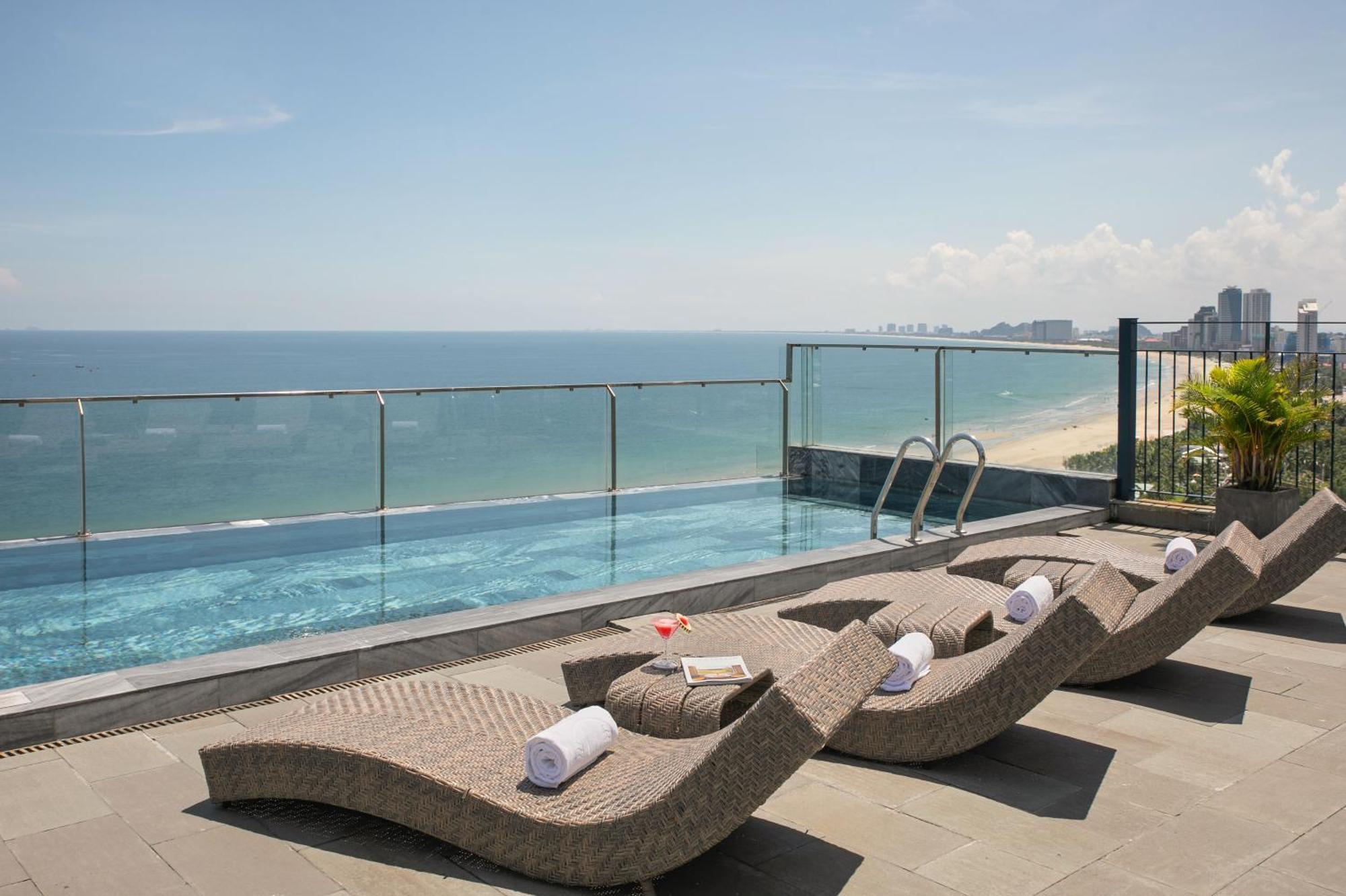 Hotel Mangata Beachfront - Rooftop Bar Sea View