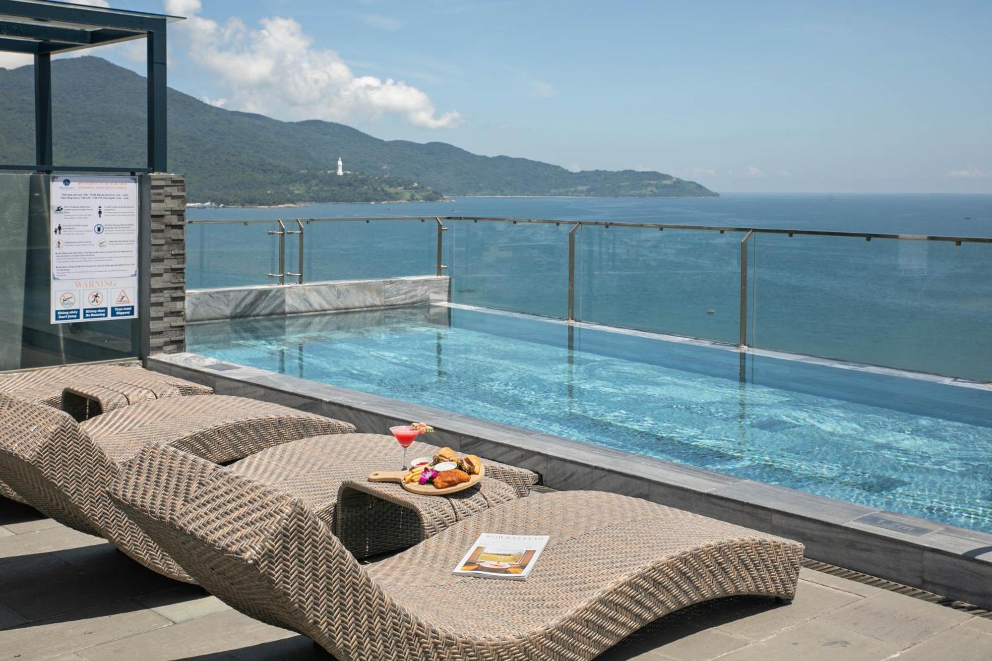 Hotel Mangata Beachfront - Rooftop Bar Sea View