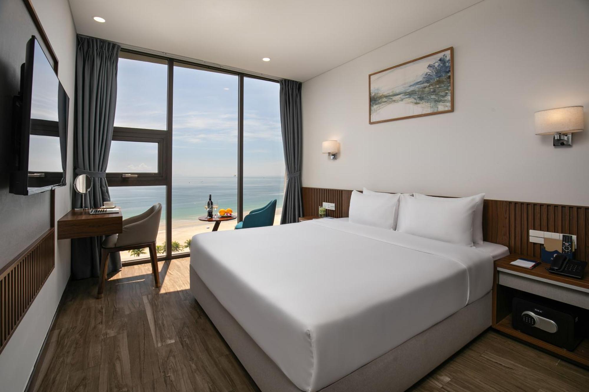 Hotel Mangata Beachfront - Rooftop Bar Sea View