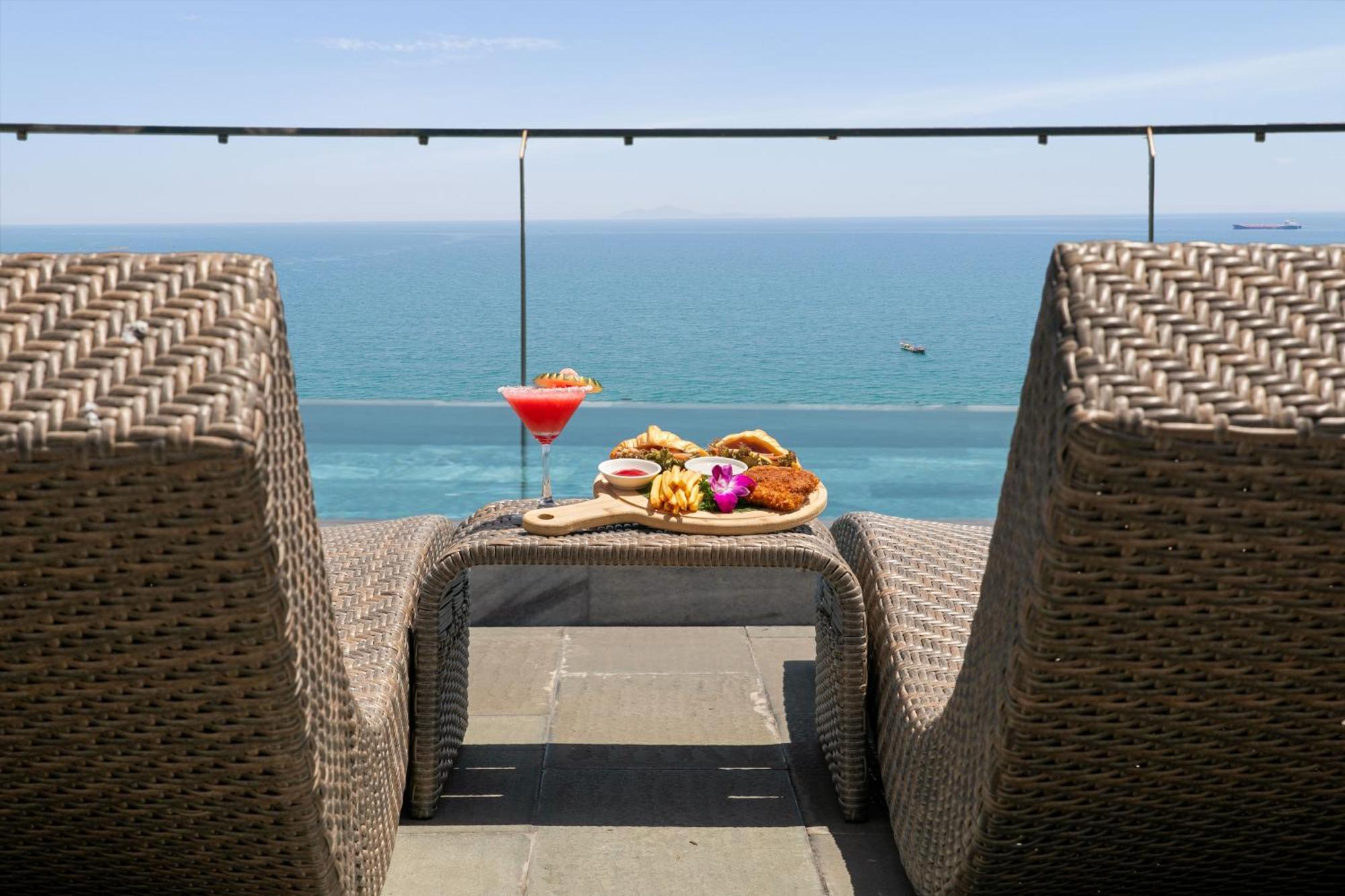 Mangata Beachfront - Rooftop Bar Sea View Hotel Da Nang