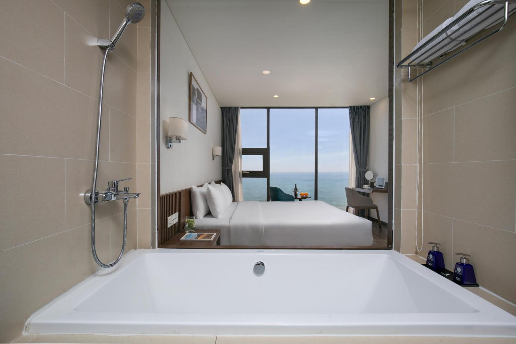 Mangata Beachfront - Rooftop Bar Sea View Hotel Da Nang