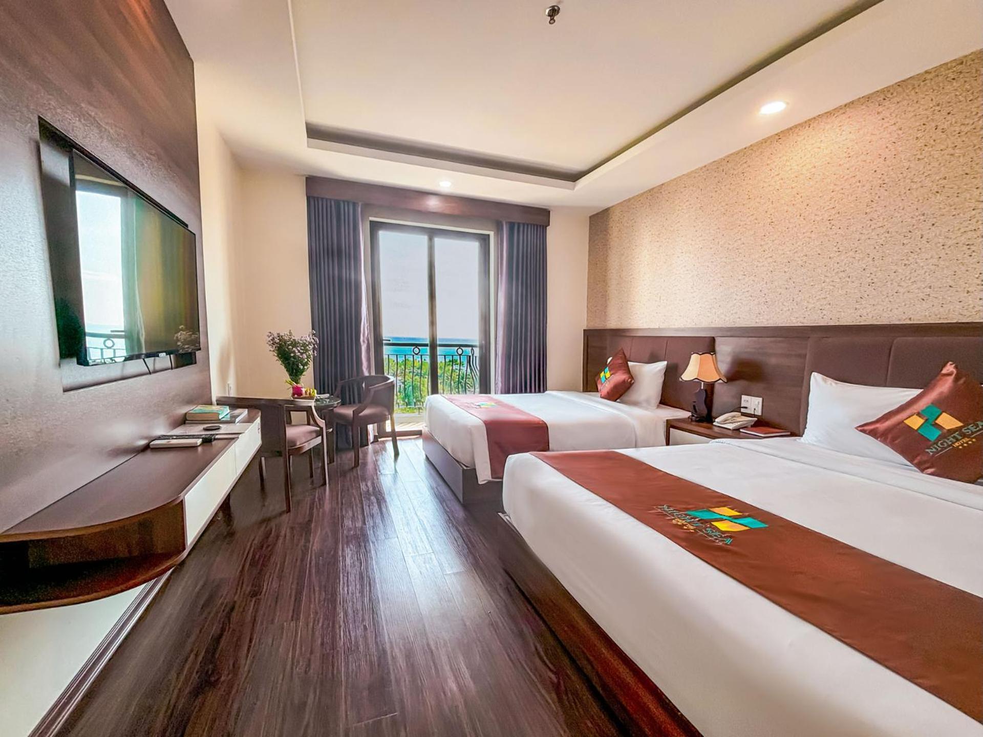 Hotel Night Sea