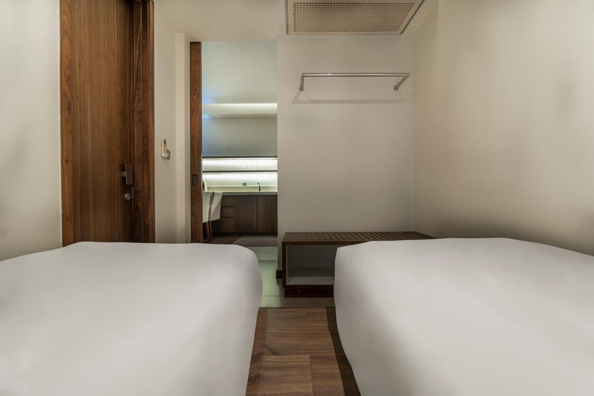 2 Bed By Ala Carte Da Nang-my Khe Beach,balcony Sea View,rooftop Pool, Pickup Airport Apartment Da Nang