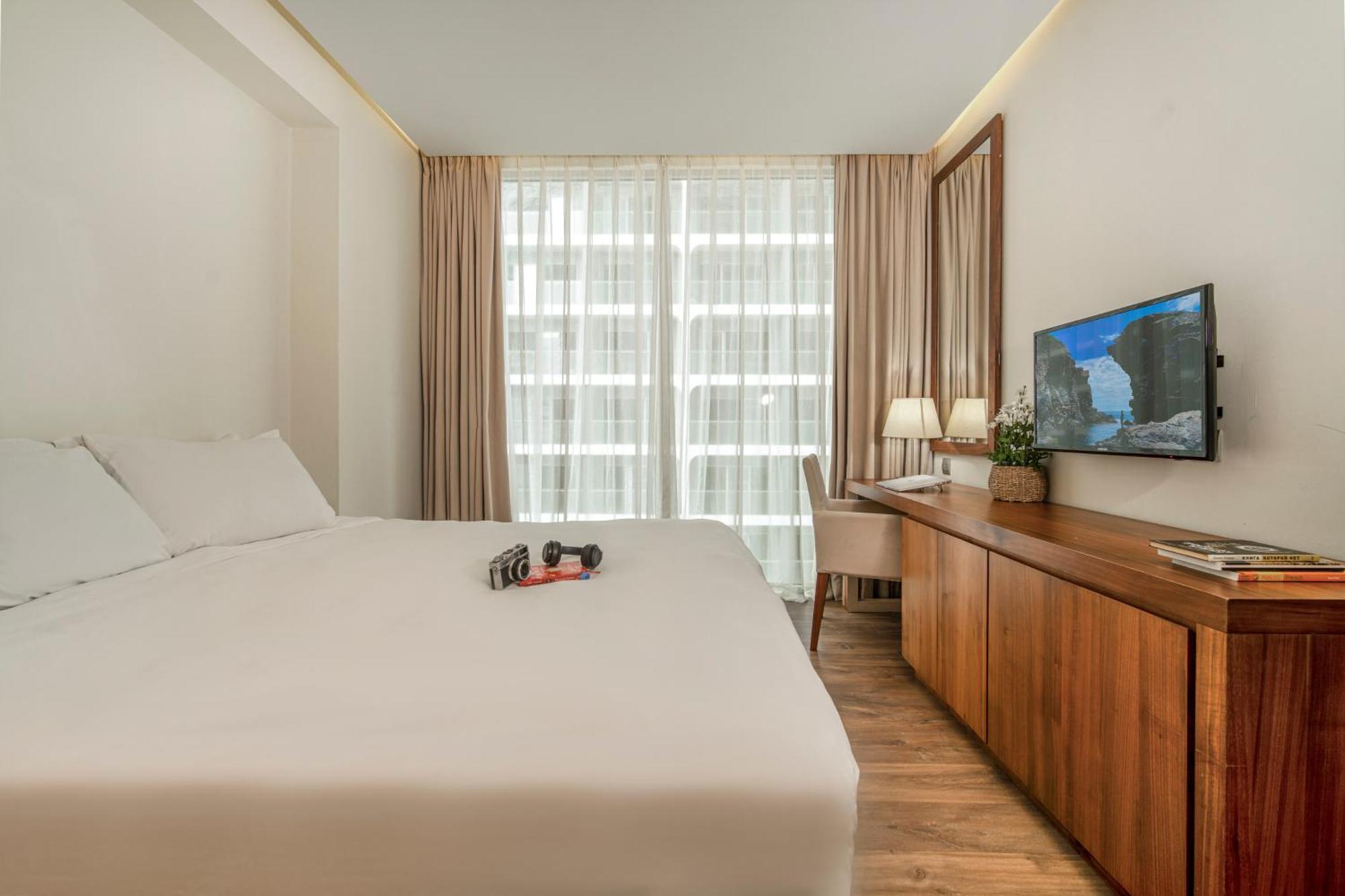 2 Bed By Ala Carte Da Nang-my Khe Beach,balcony Sea View,rooftop Pool, Pickup Airport Apartment Da Nang