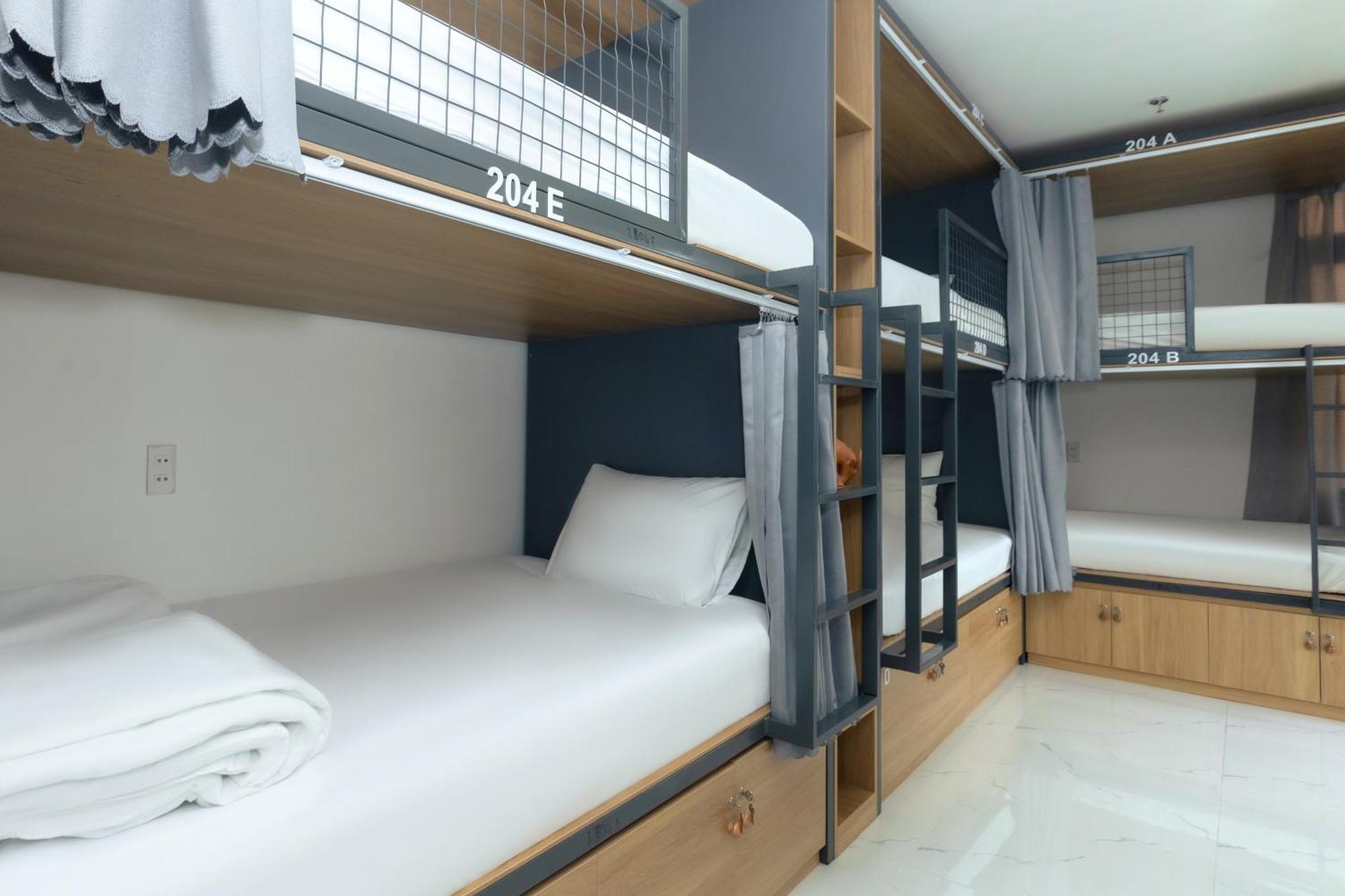 The Backpacker And Hostel *