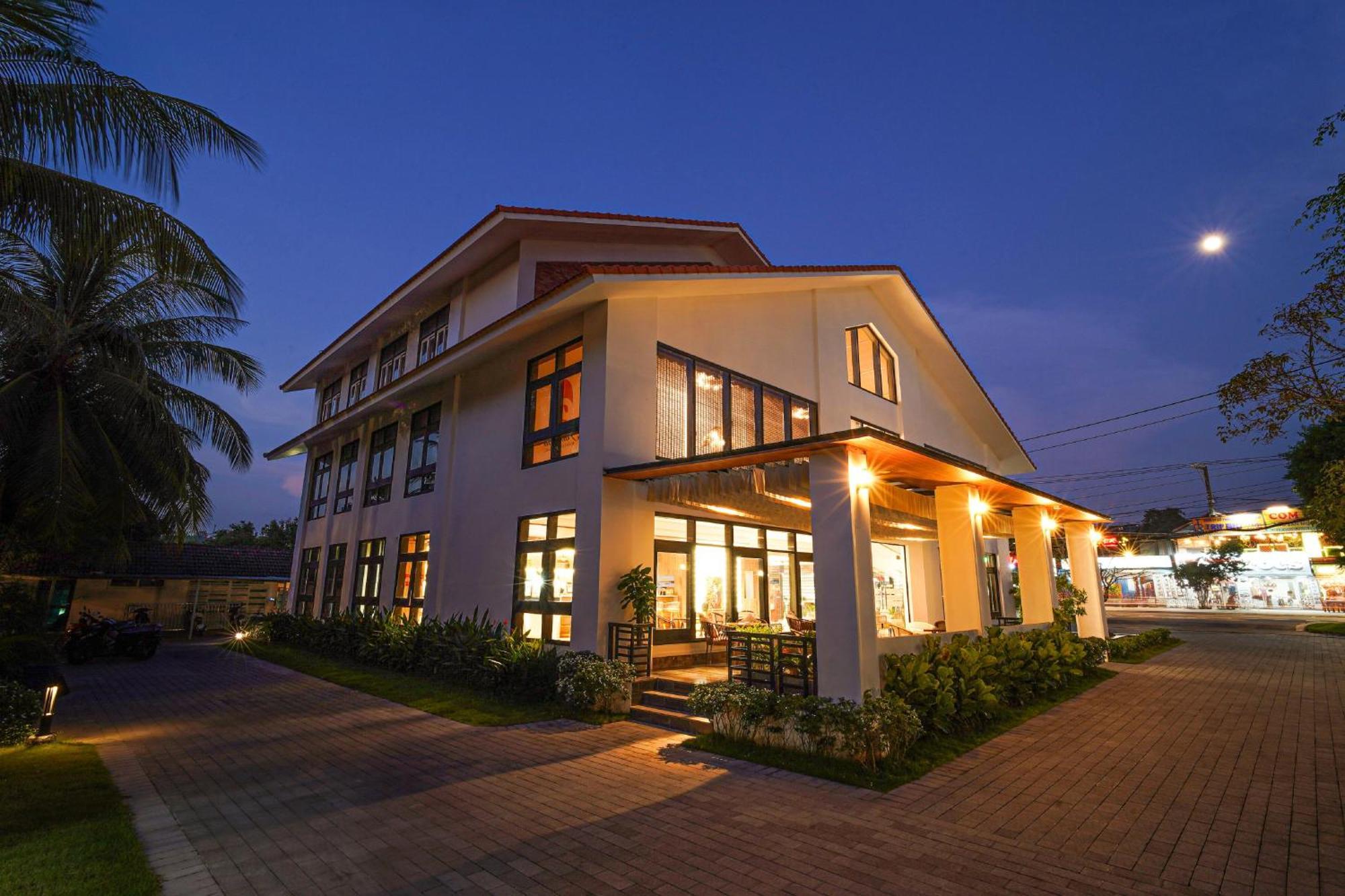 Famiana & - Breakfast Is Served As Brunch 6am30 To 1pm 4*