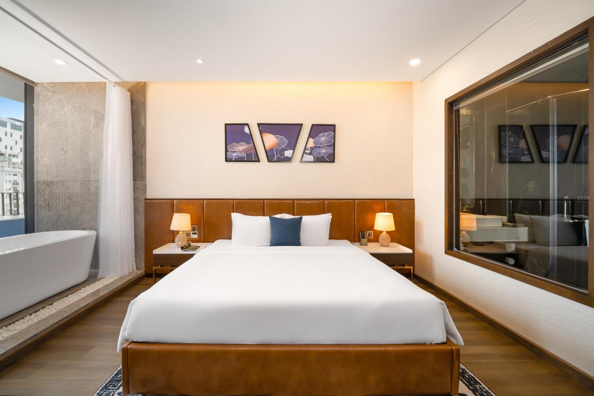 Hotel Golden Lotus Grand - Panoramic Rooftop Bar & Daily Afternoon Tea 4*