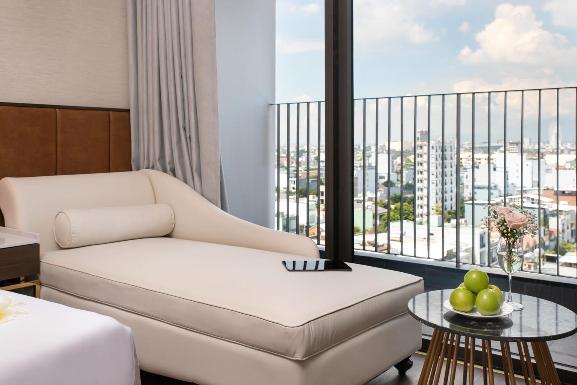 Golden Lotus Grand - Panoramic Rooftop Bar & Daily Afternoon Tea 4*