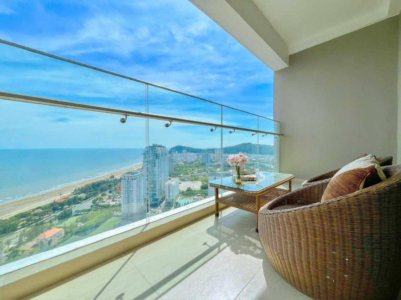 The Song 5 Stars - Ho Du Lich Bien 5 Sao - Minh Toan's Apartment *