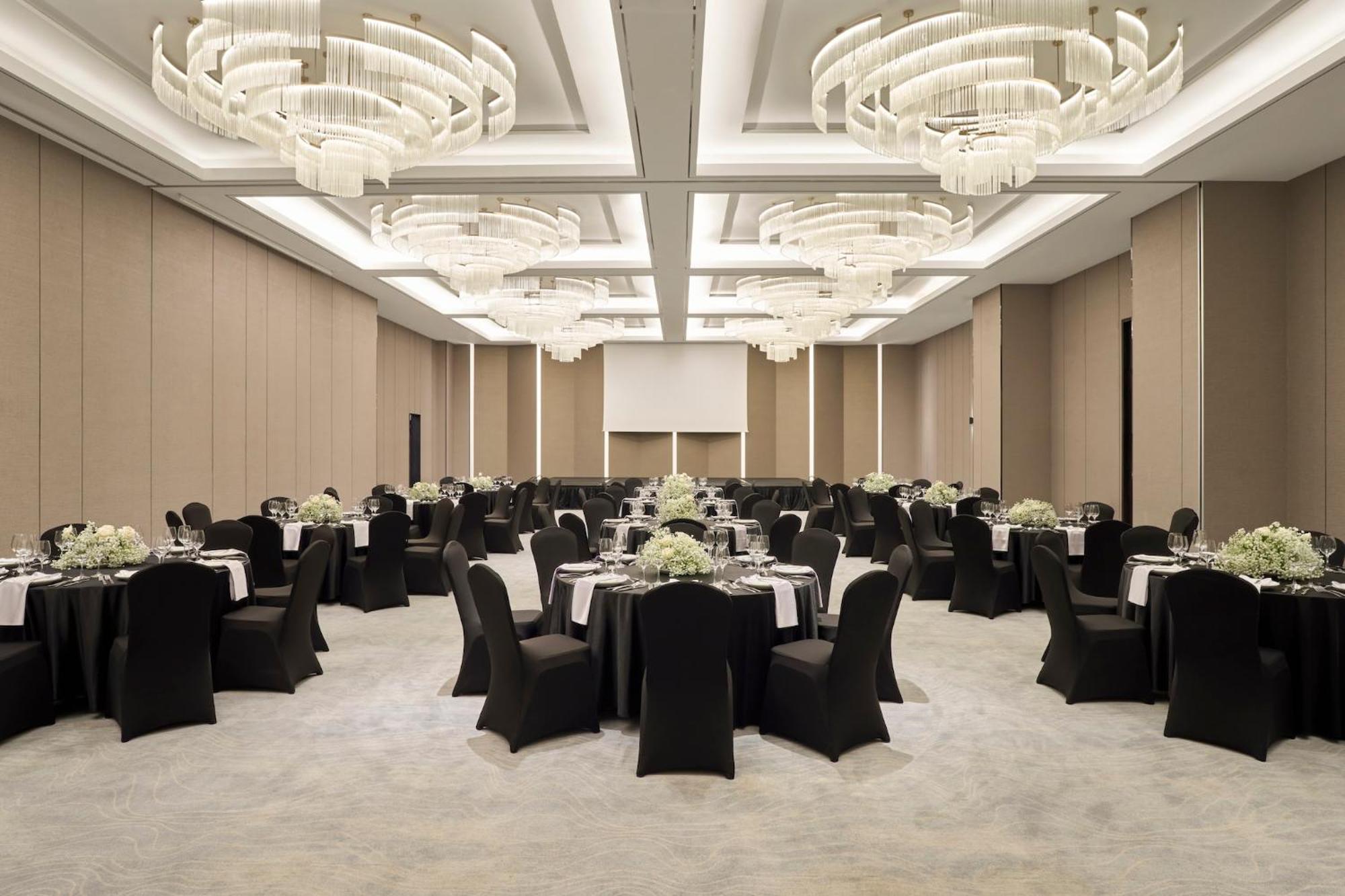 Crowne Plaza Centre By Ihg Hotel