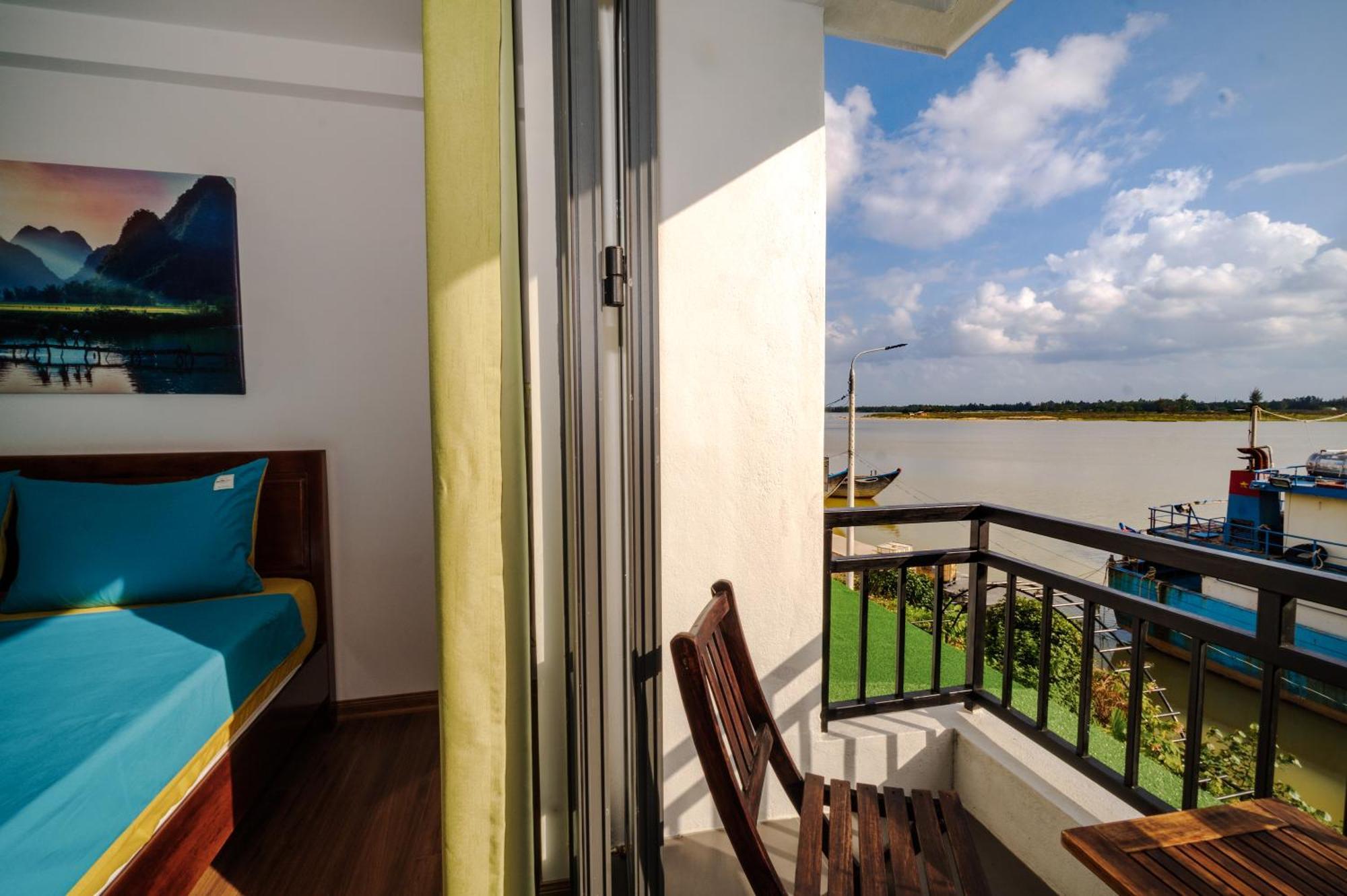 Autumn Bay Riverside Hotel *