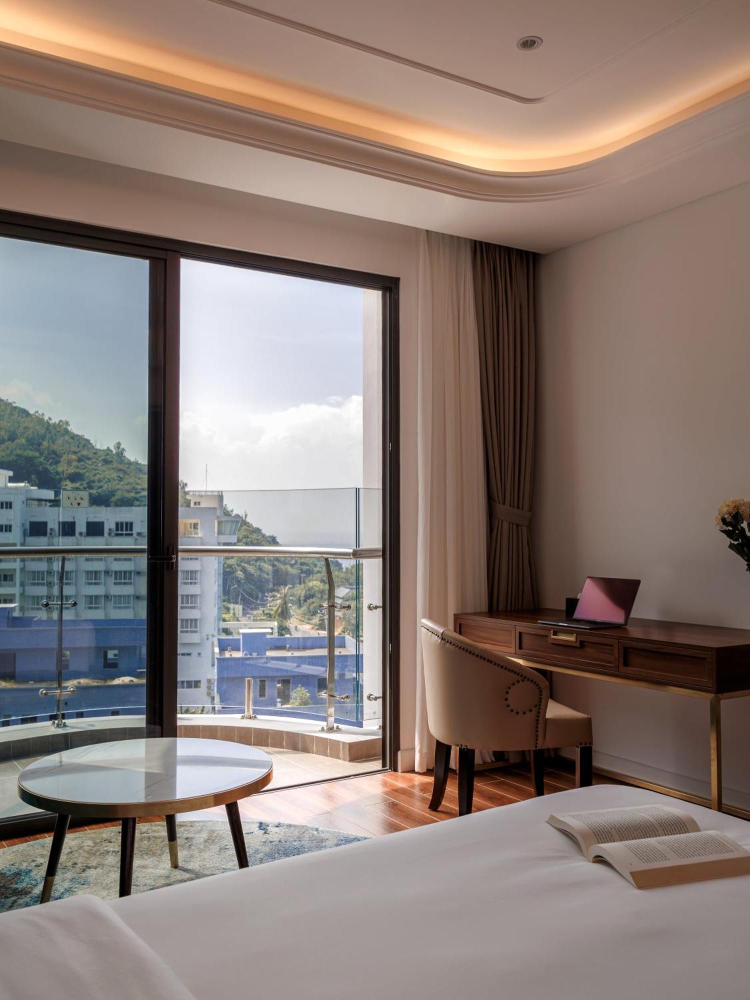 Hotel Oyster Bay 4*