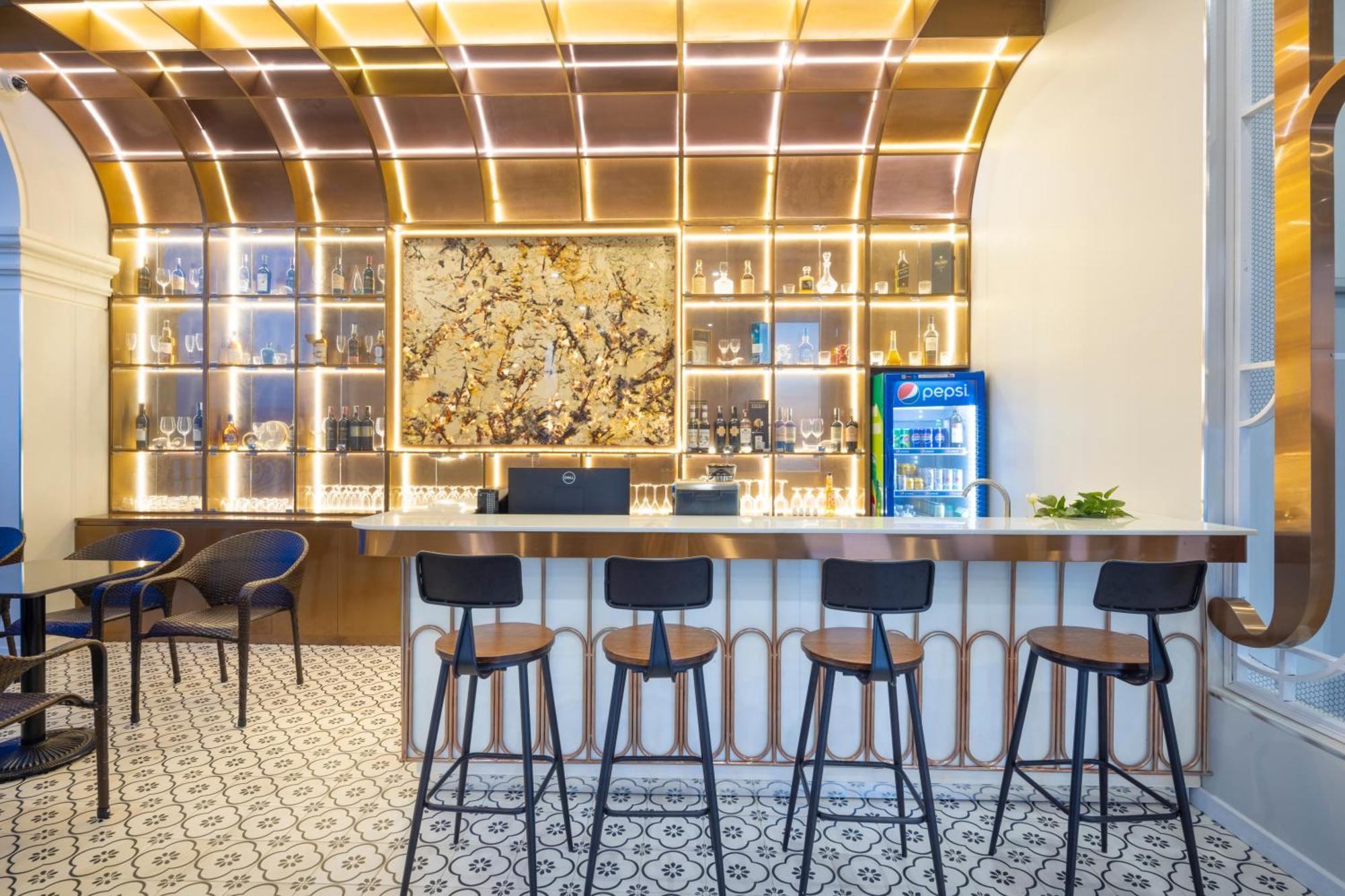 Avari Hotel 4*