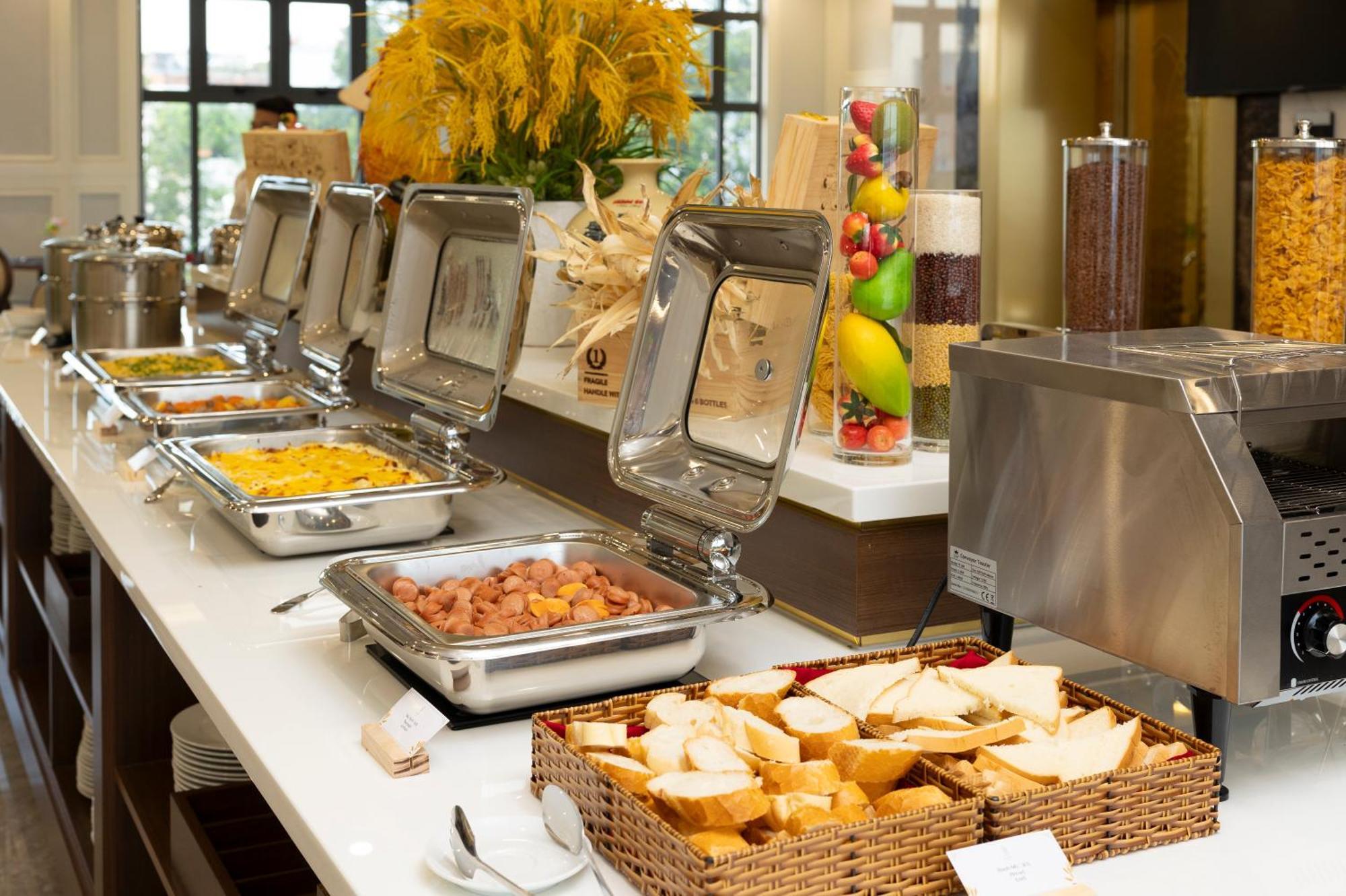 Avari Hotel 4*