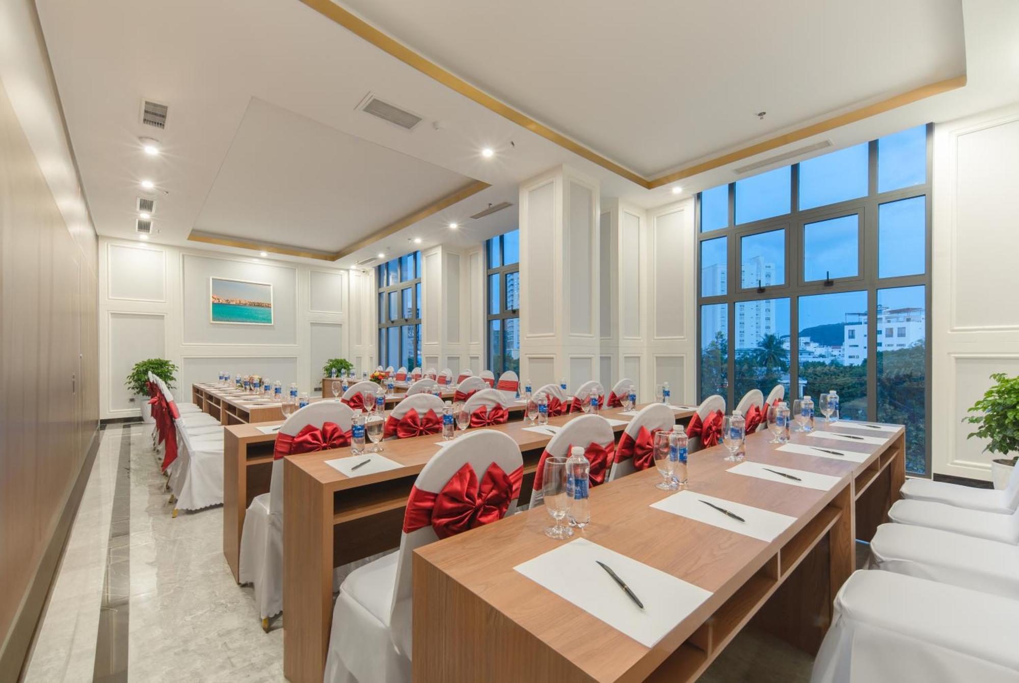 Avari Hotel 4*