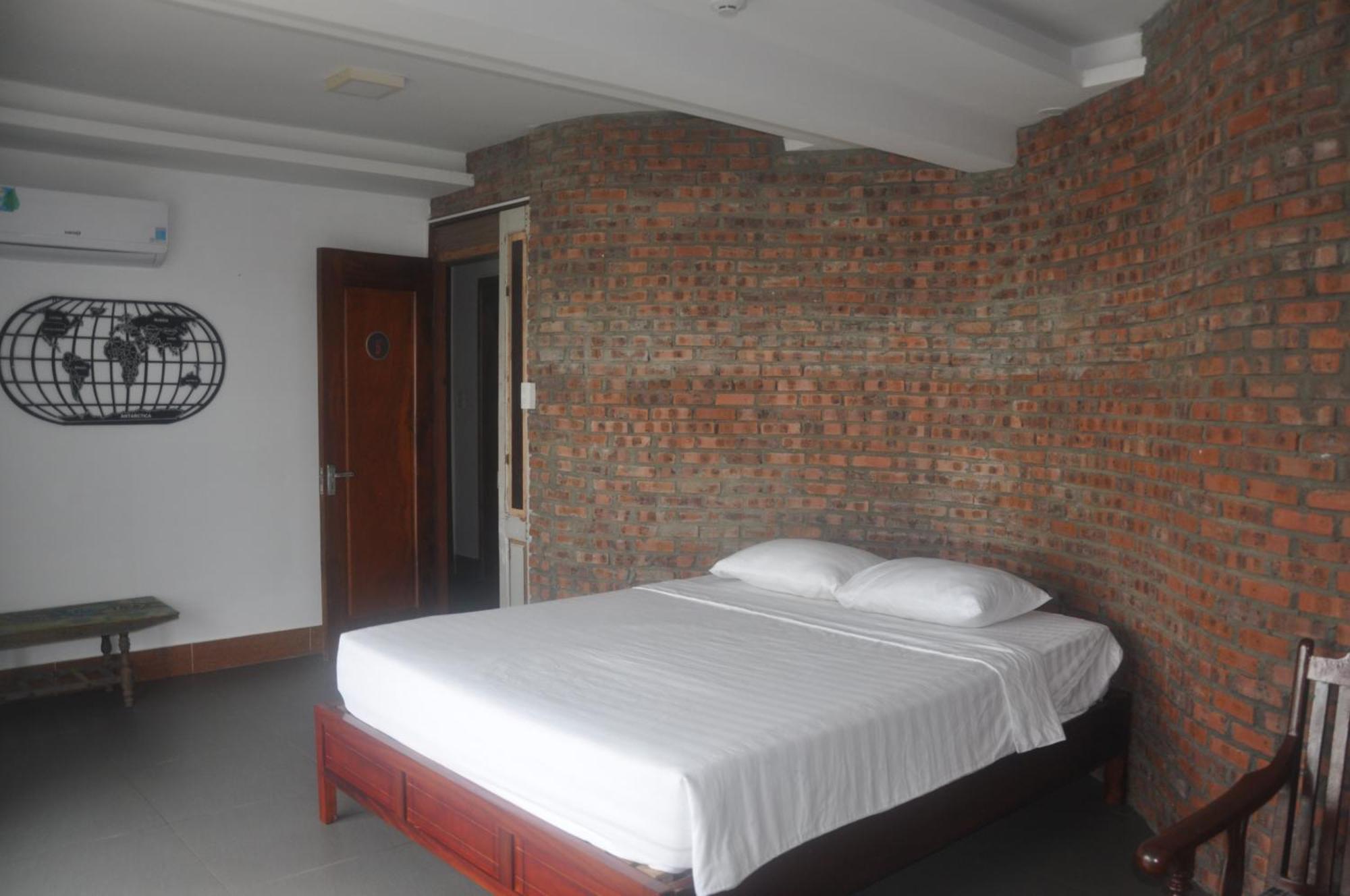 Autumn Bay Riverside Hotel