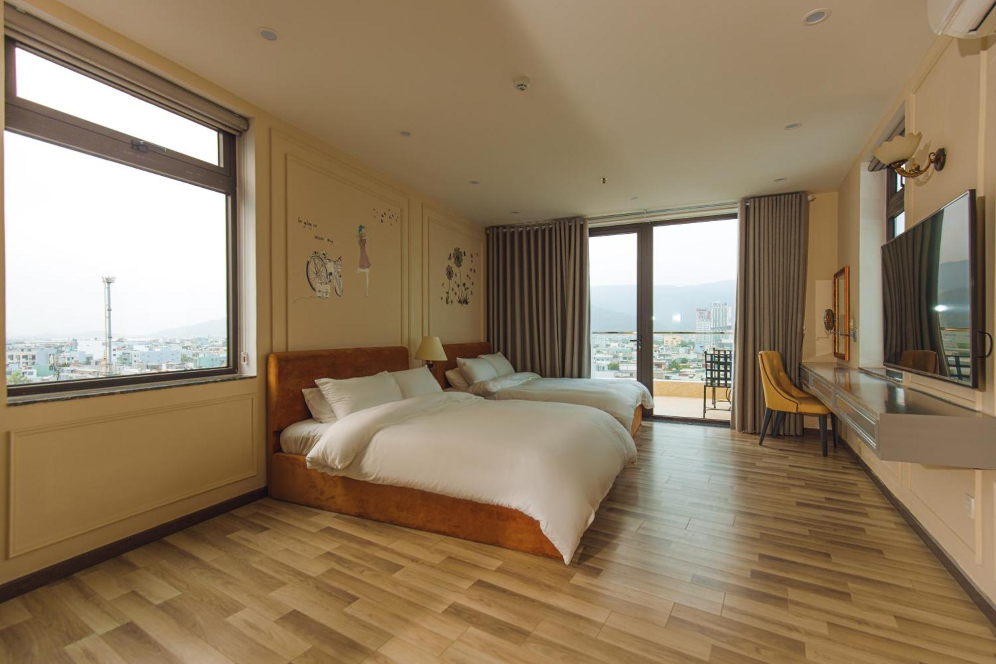 Mercury Hotel *