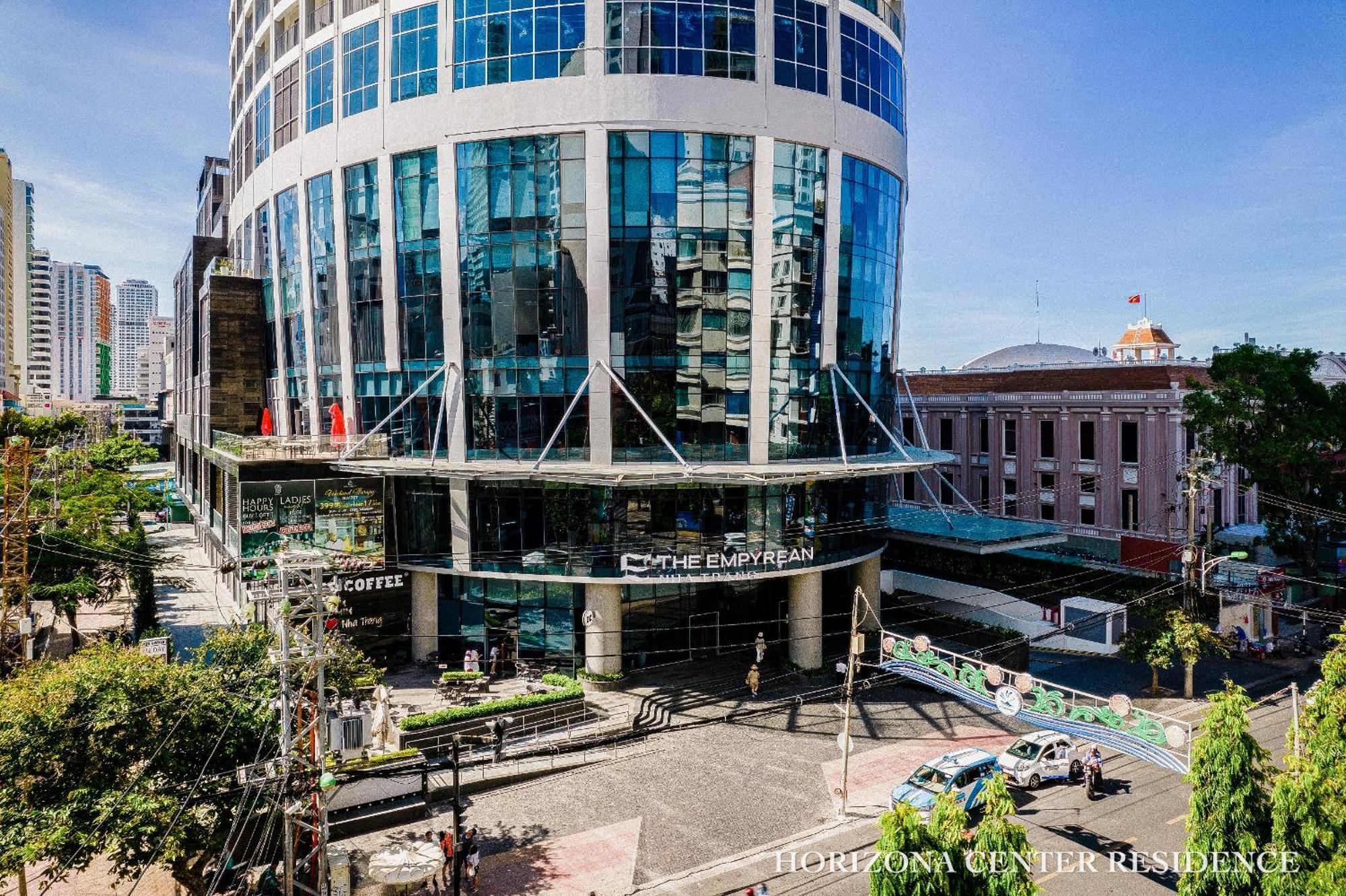 Grand Oceanfront Premier Centre Apartment
