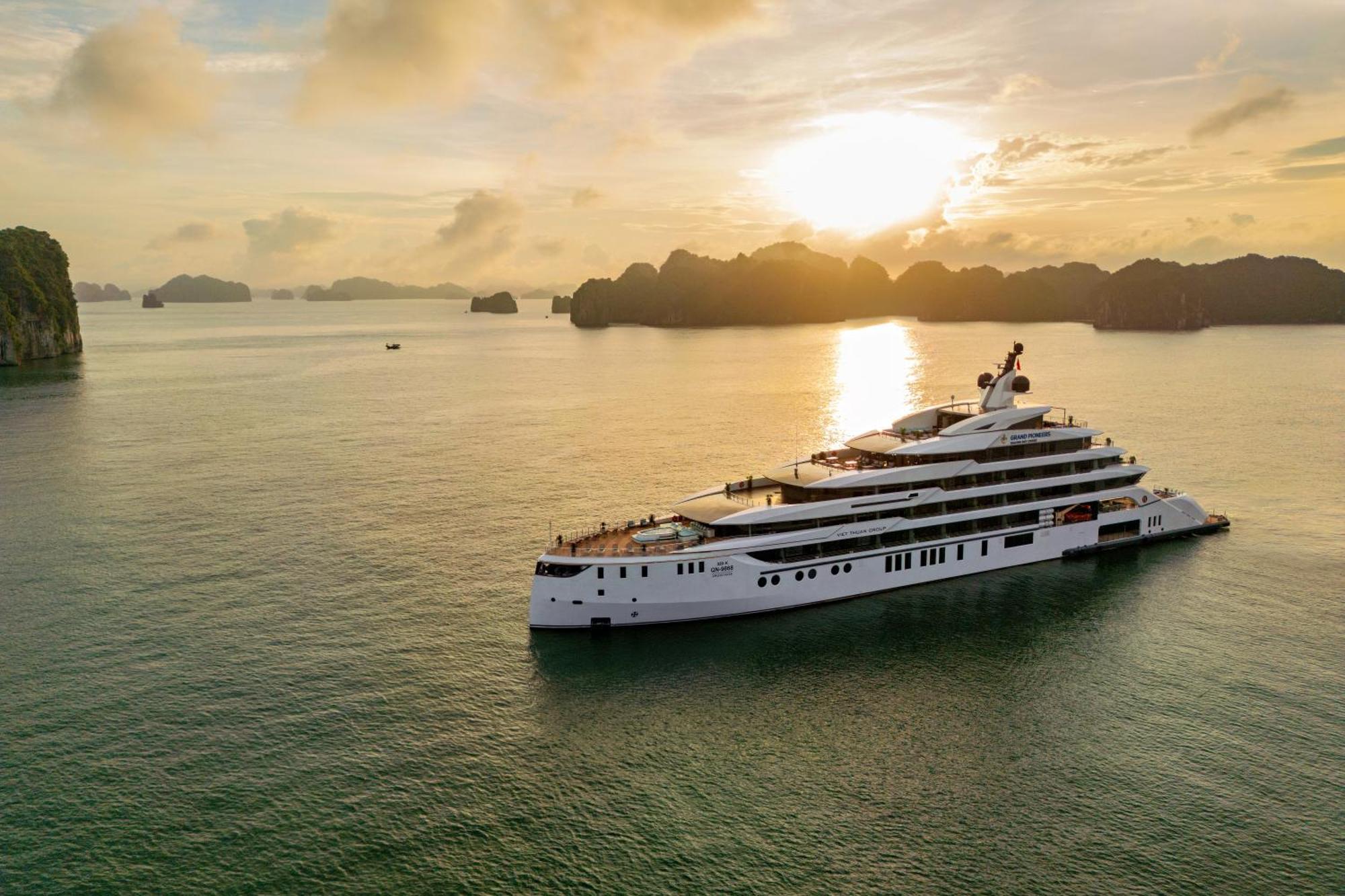 Halong Bay Cruises Botel 5*