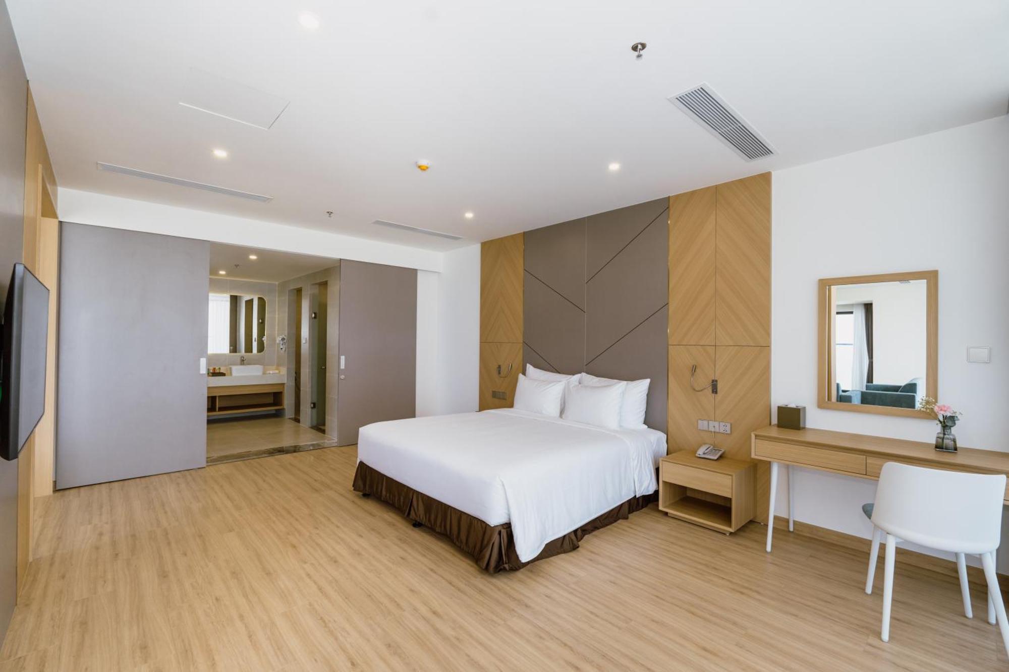 Resort Aquamarine Beachfront & Cam Ranh
