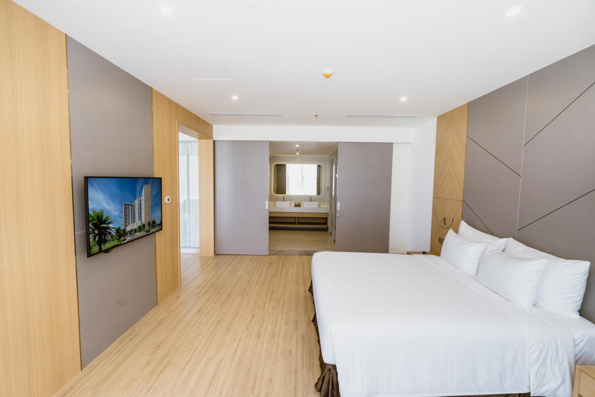 Resort Aquamarine Beachfront & Cam Ranh