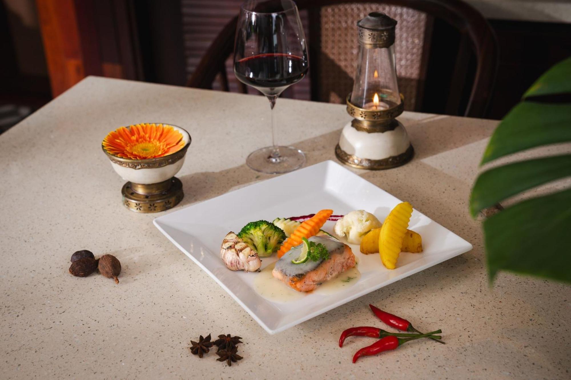 Hotel Indochine Grand Lan Ha Bay