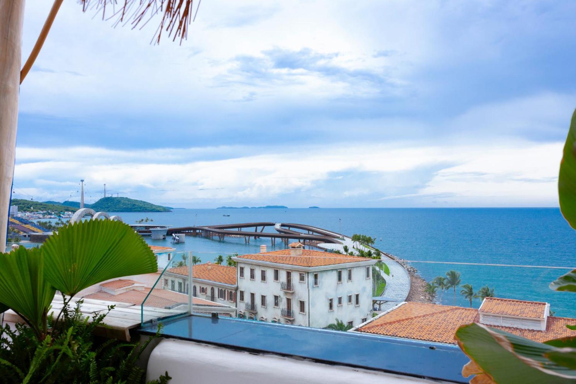 Lotus Corner & Rooftop Hotel 3*