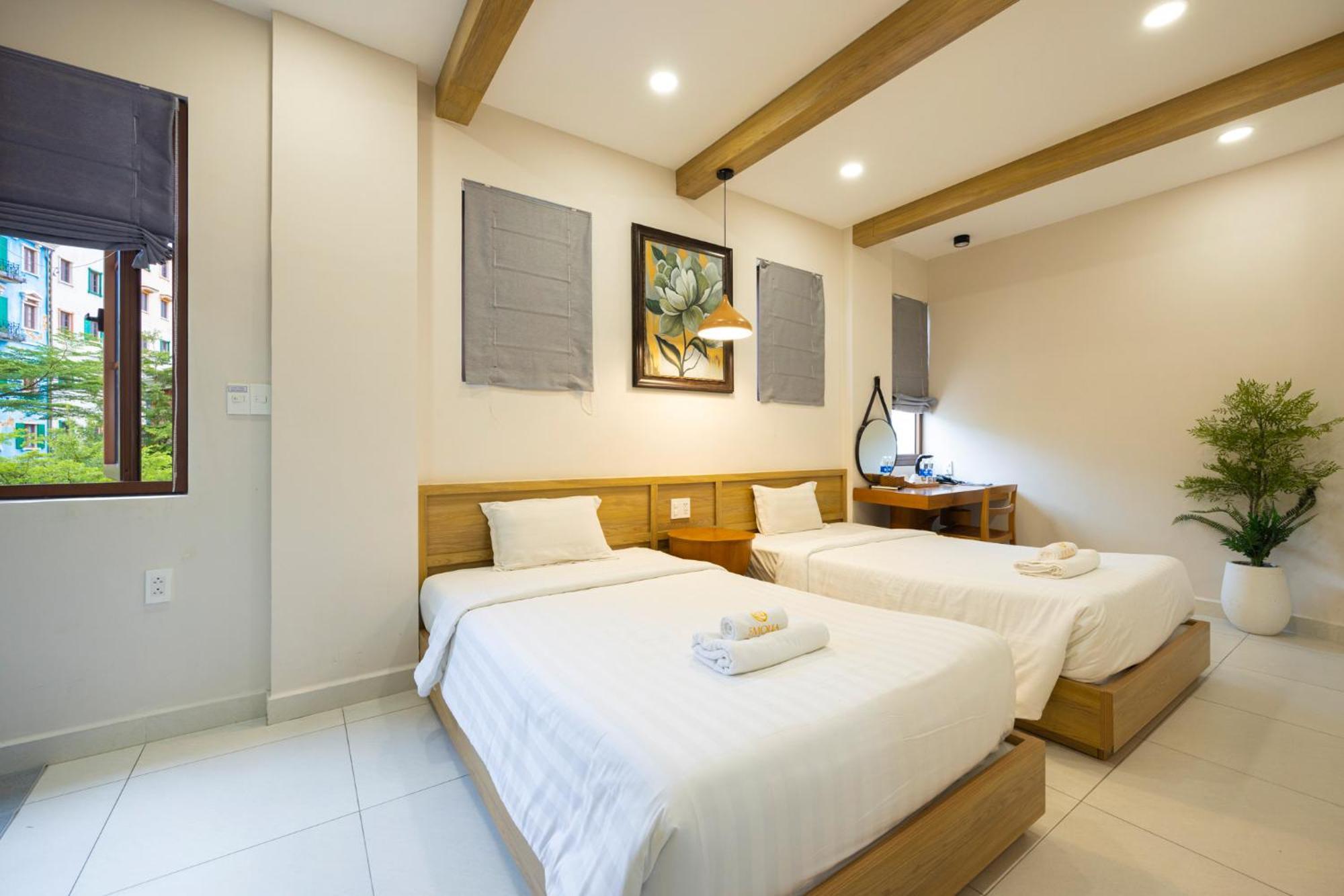 Lotus Corner & Rooftop Hotel