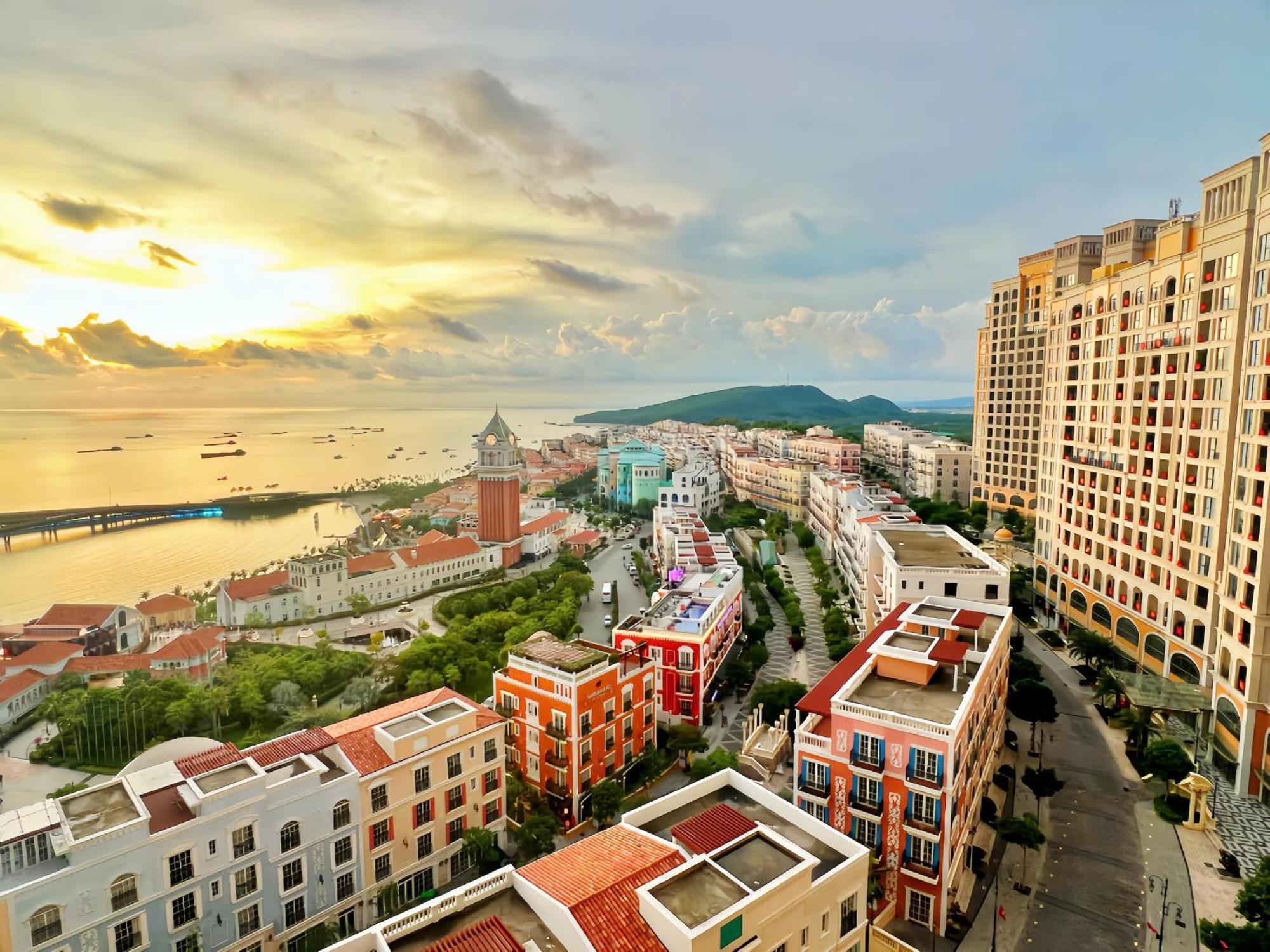 Elyday Hillside - Sea & Firework View Hotel 4*