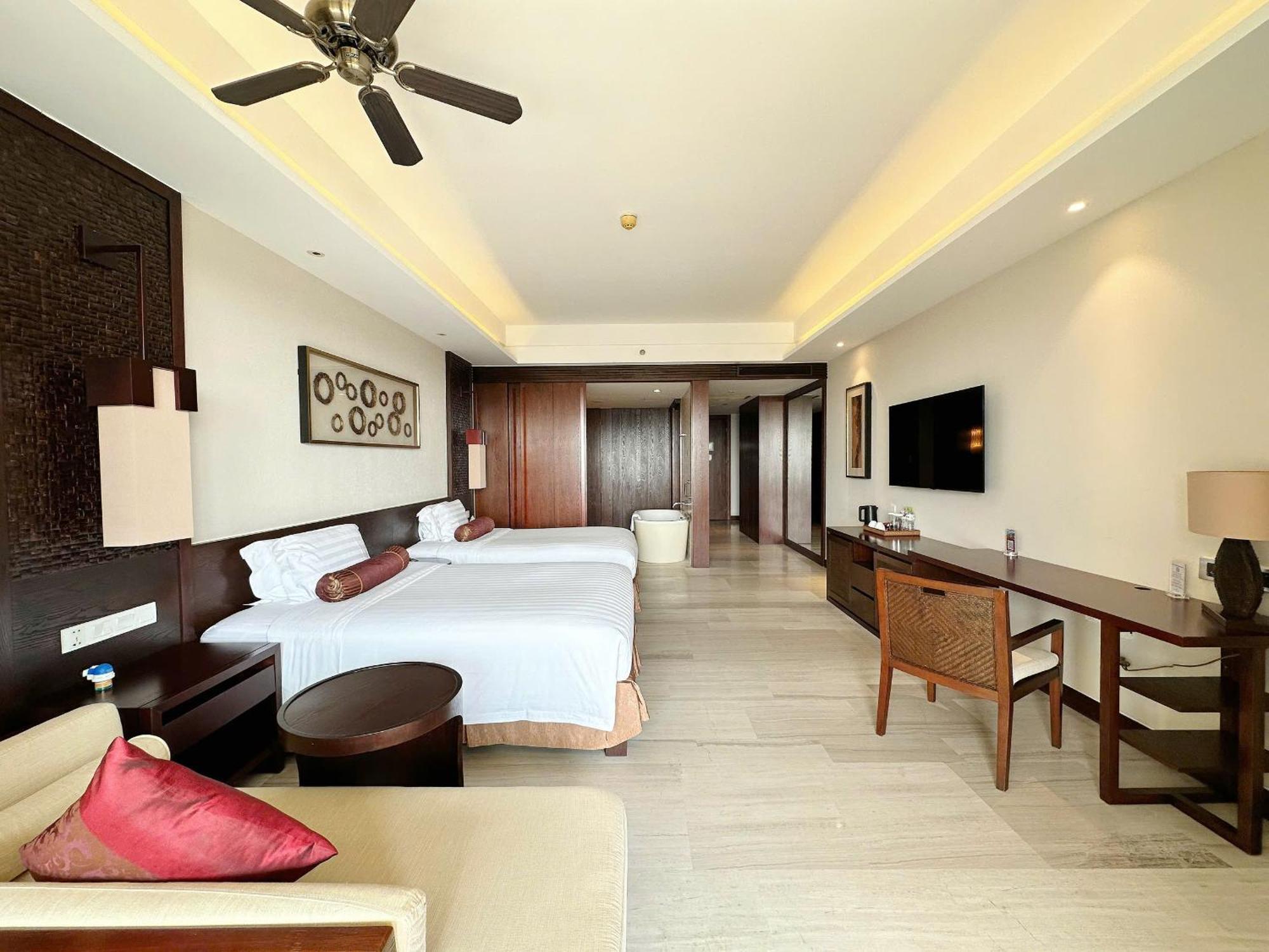 Crowne Plaza & Resort