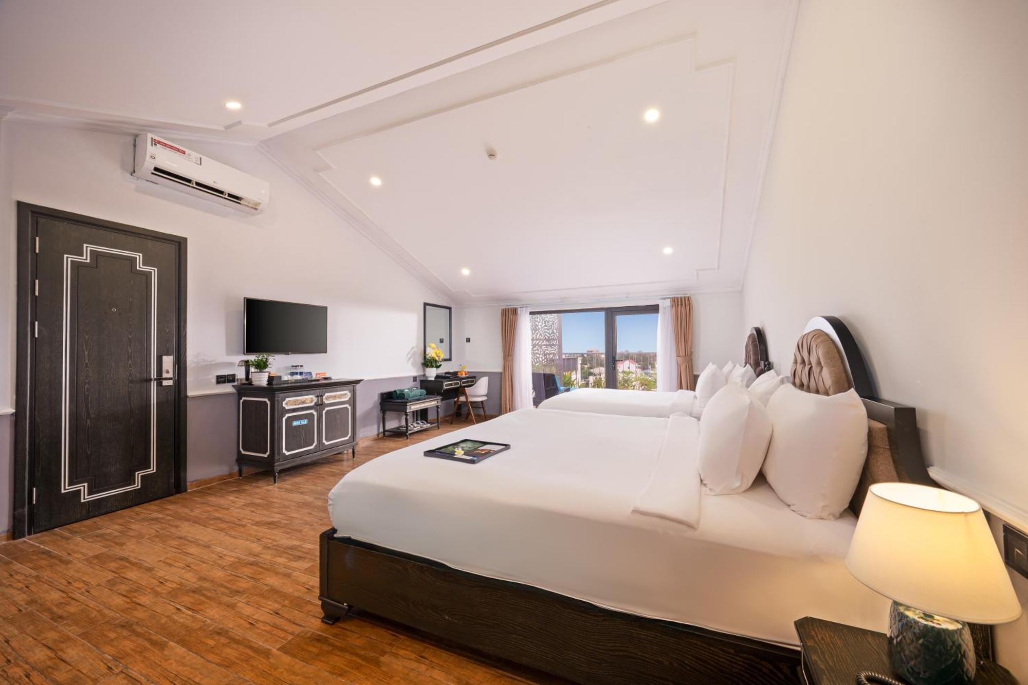 Athenia Boutique & 4*